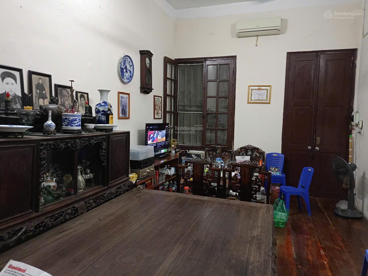 Chính chủ bán căn nhà mặt phố cổ tại phố Hàng Chiếu, phường Đồng Xuân, quận Hoàn Kiếm, Hà Nội.