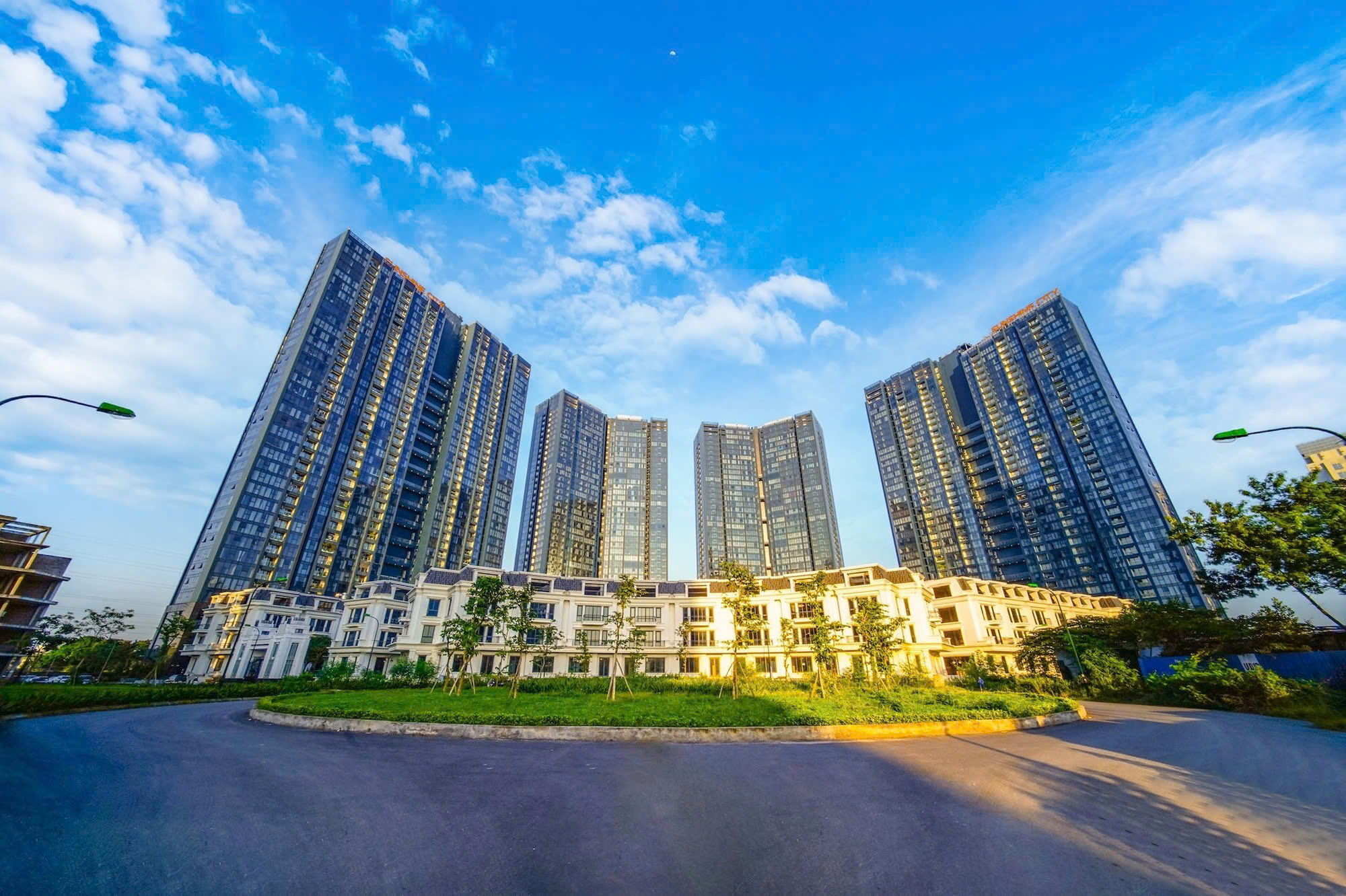 Bán căn hộ 2PN Sunshine City 85.6m²  Tầng cao  View Công viên 66ha Ciputra  Sổ đỏ