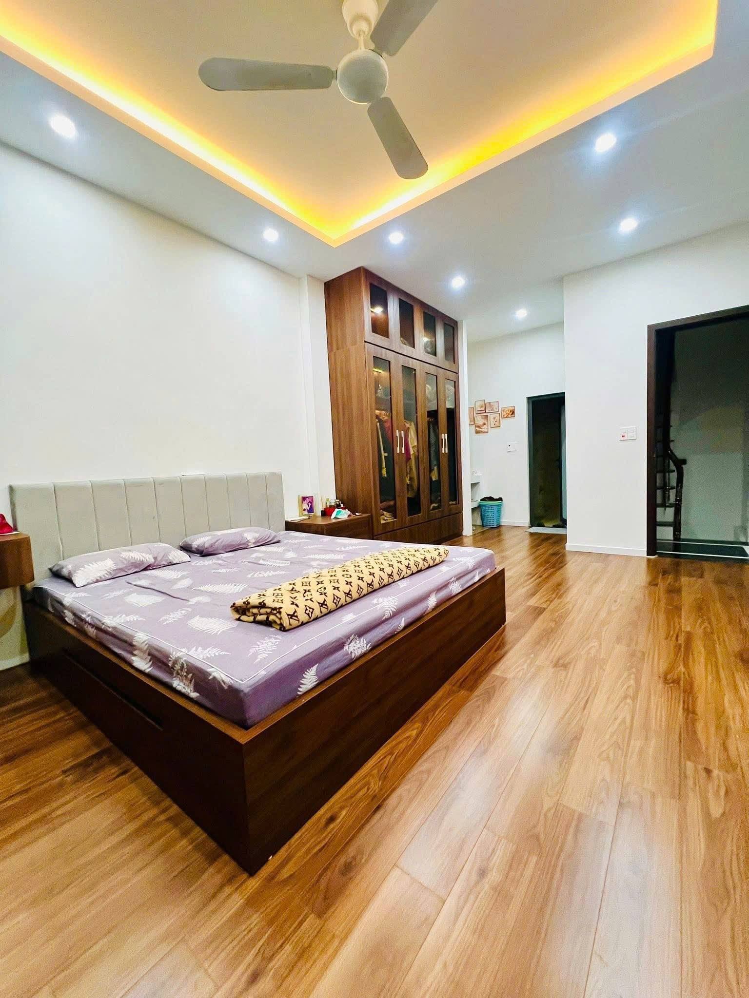 Giảm chào 1 tỉ! Bán nhà phố Khâm Thiên, 50m2, 8 tầng, mặt tiền 4.2m, 33.5 tỷ, KD đỉnh