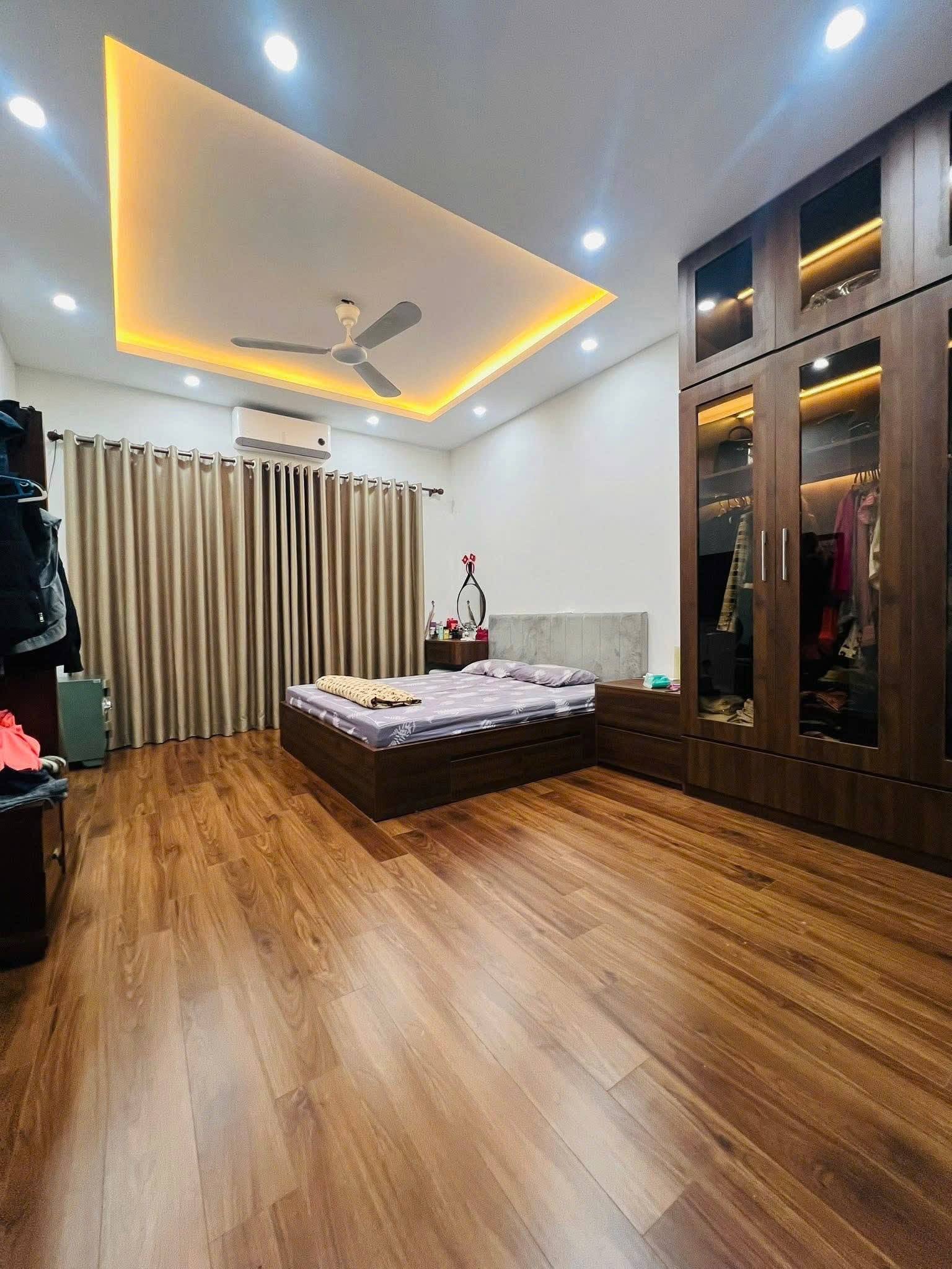 Giảm chào 1 tỉ! Bán nhà phố Khâm Thiên, 50m2, 8 tầng, mặt tiền 4.2m, 33.5 tỷ, KD đỉnh