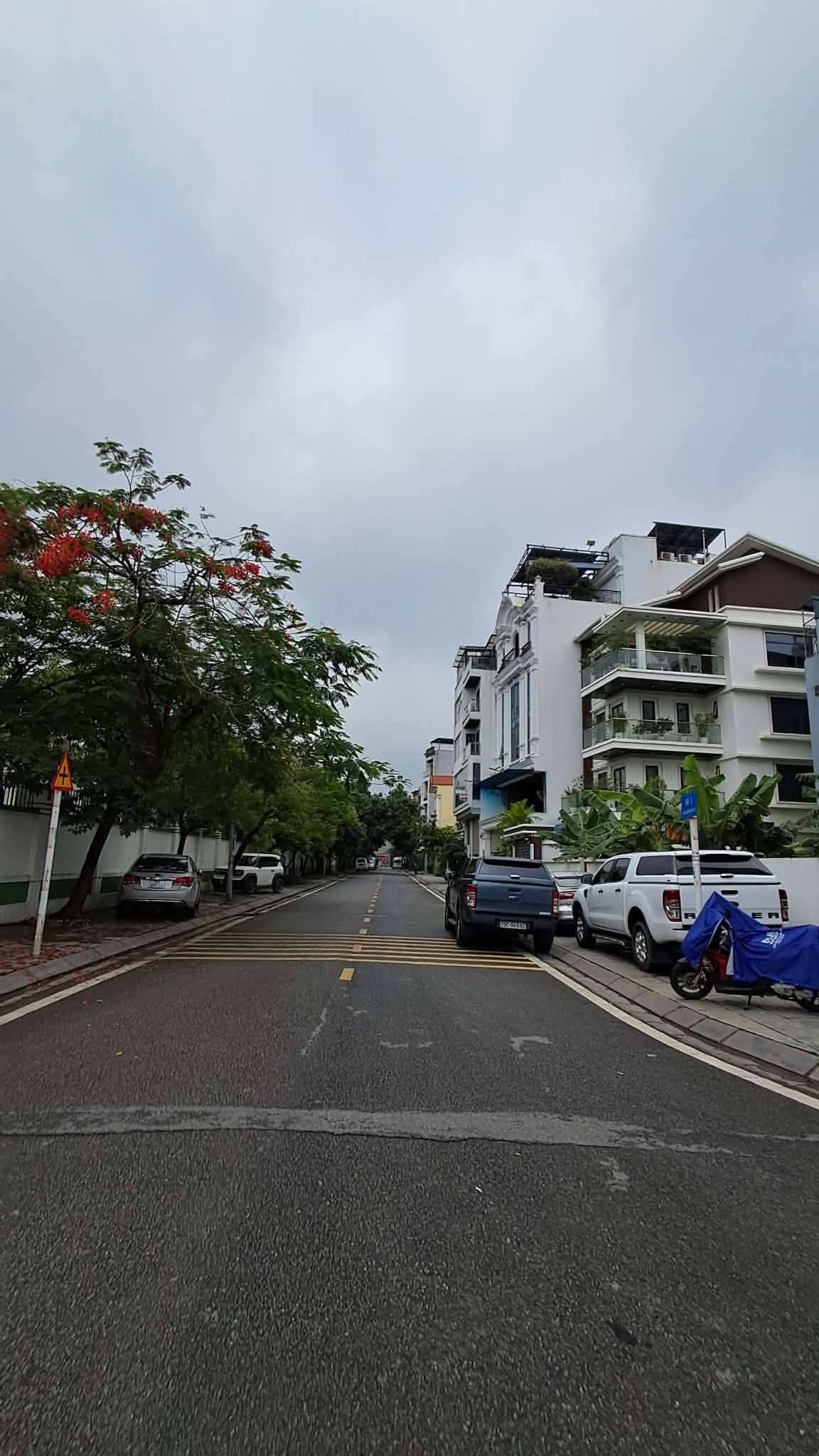 BÁN ĐẤT VIỆT HƯNG 50M2- MT 4.3M- VỈA HÈ, Ô TÔ TRÁNH- HƠN 12 TỶ