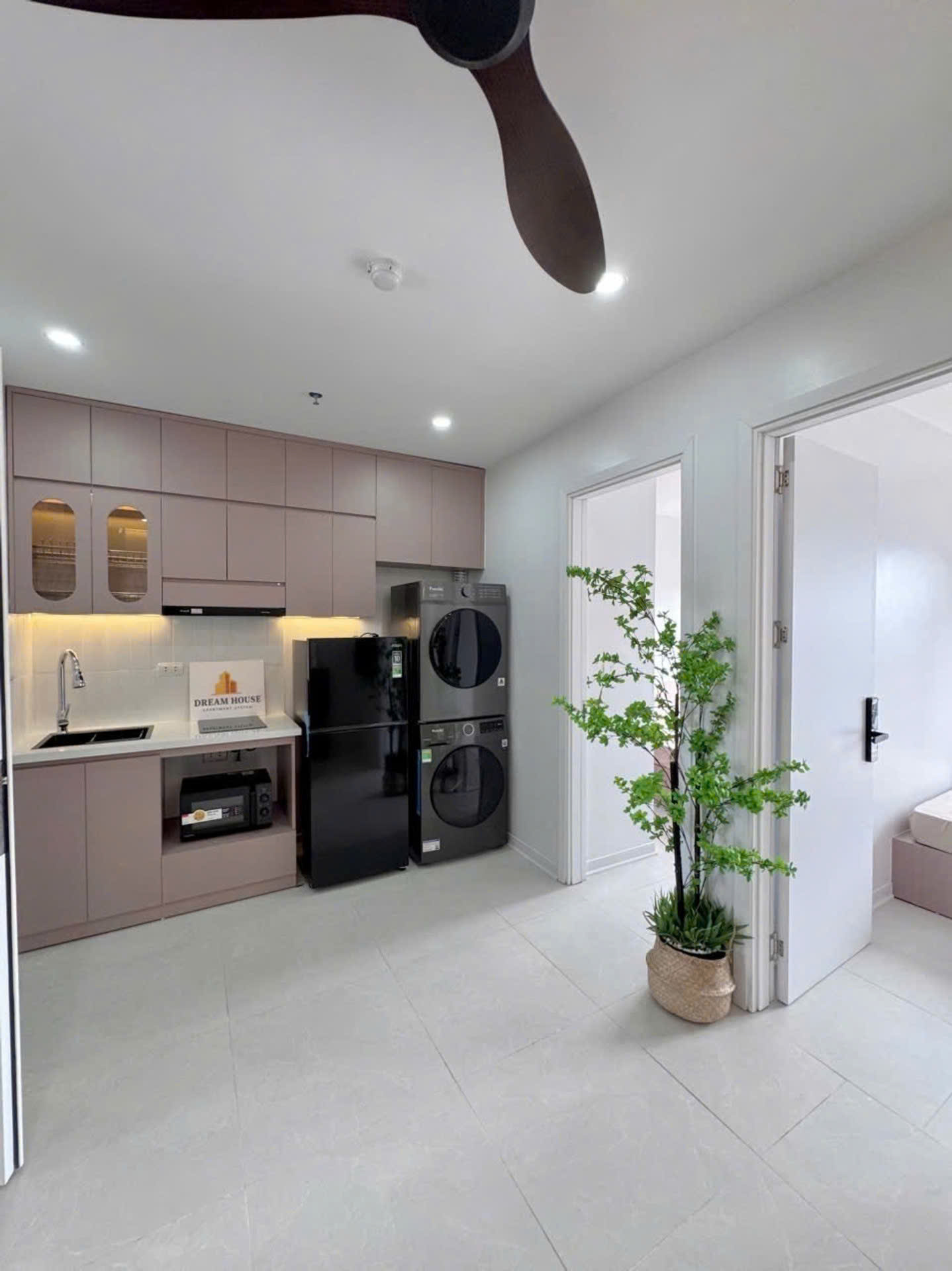 Bán tòa CHDV mặt phố khu Cầu Giấy, 9 tầng, dòng tiền 200 triệu/tháng, chỉ 54.5 tỷ