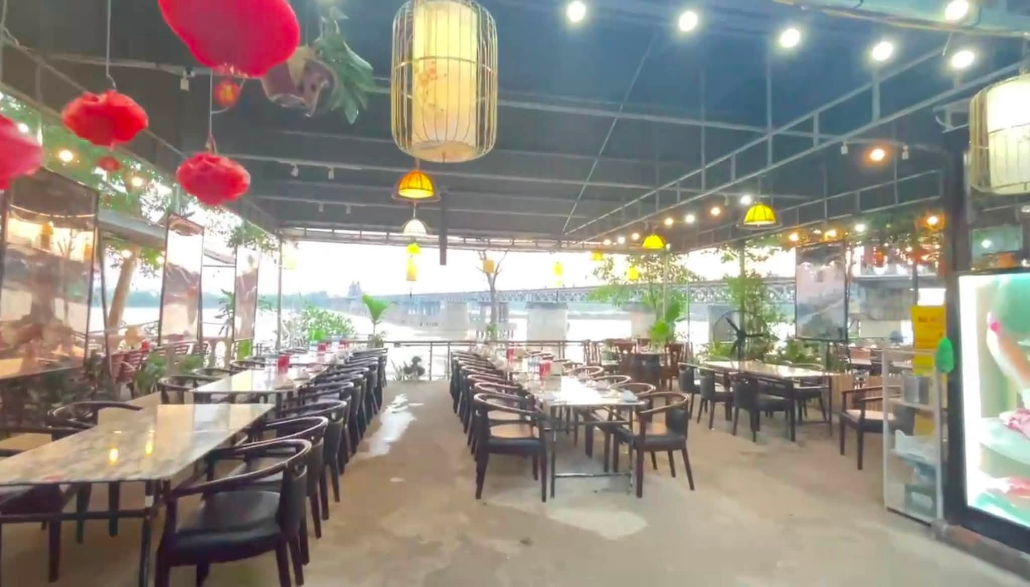 Cho thuê mặt bằng set up sẵn DT 300m2  Chuyên hàng ăn uống,nhà hàng lẩu, khu ẩm thực đông đúc, ô tô đỗ thoải mái.