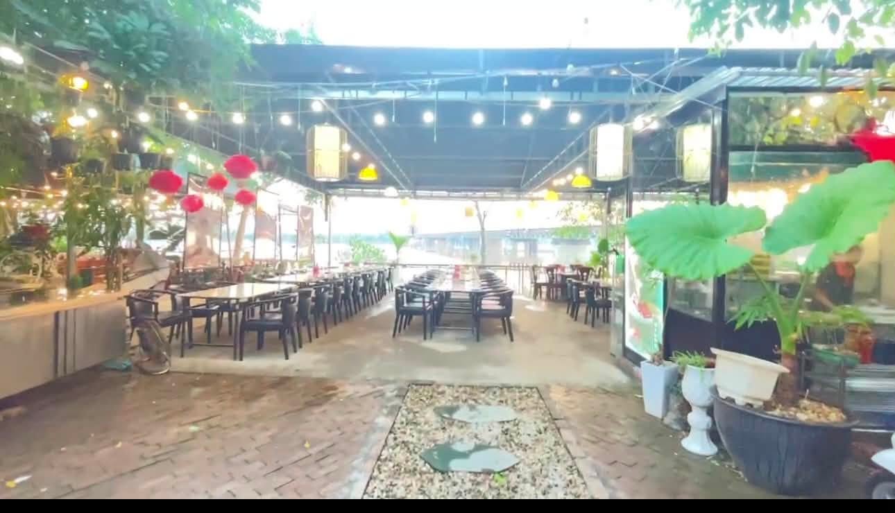 Cho thuê mặt bằng set up sẵn DT 300m2  Chuyên hàng ăn uống,nhà hàng lẩu, khu ẩm thực đông đúc, ô tô đỗ thoải mái.