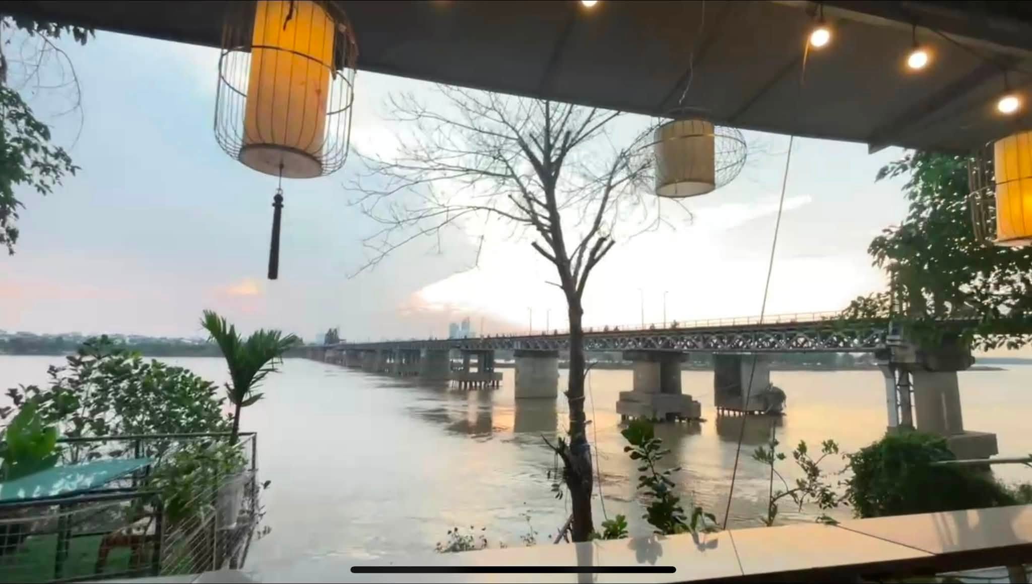Cho thuê mặt bằng set up sẵn DT 300m2  Chuyên hàng ăn uống,nhà hàng lẩu, khu ẩm thực đông đúc, ô tô đỗ thoải mái.