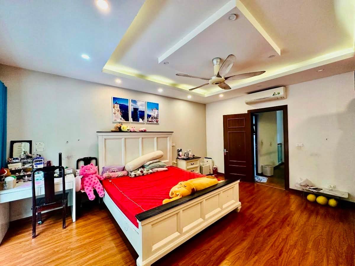 Bán nhà mặt phố Bát Đàn, 90m2, 4 tầng, mặt tiền 3.3m, 56.5 tỉ, dòng tiền 130 tr/th