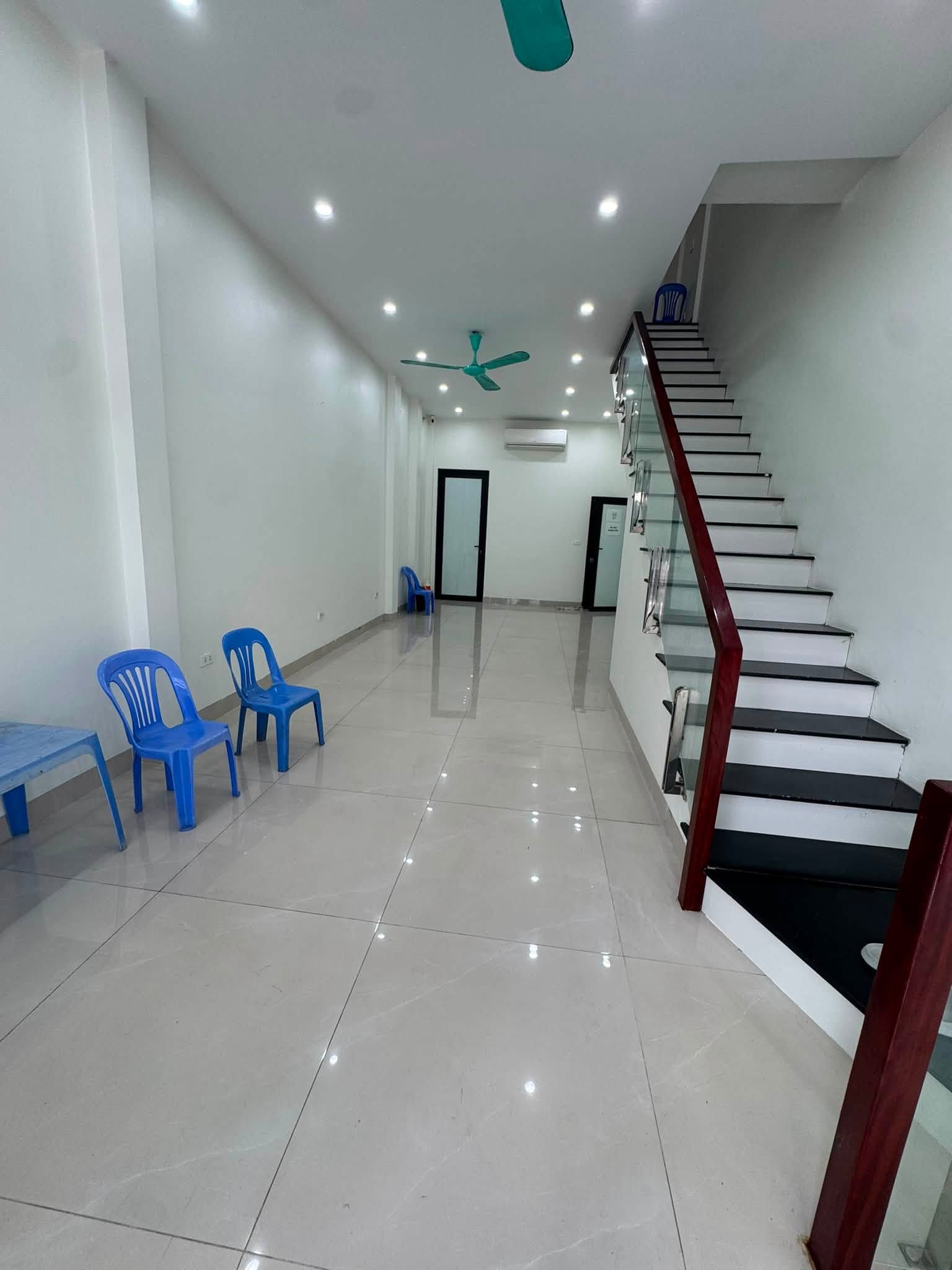 Cho thuê nhà Mặt phố Nguyễn Lam - kinh doanh đa ngành 40m2, 2 tầng, vỉa hè ô tô tránh chỉ 16tr/th