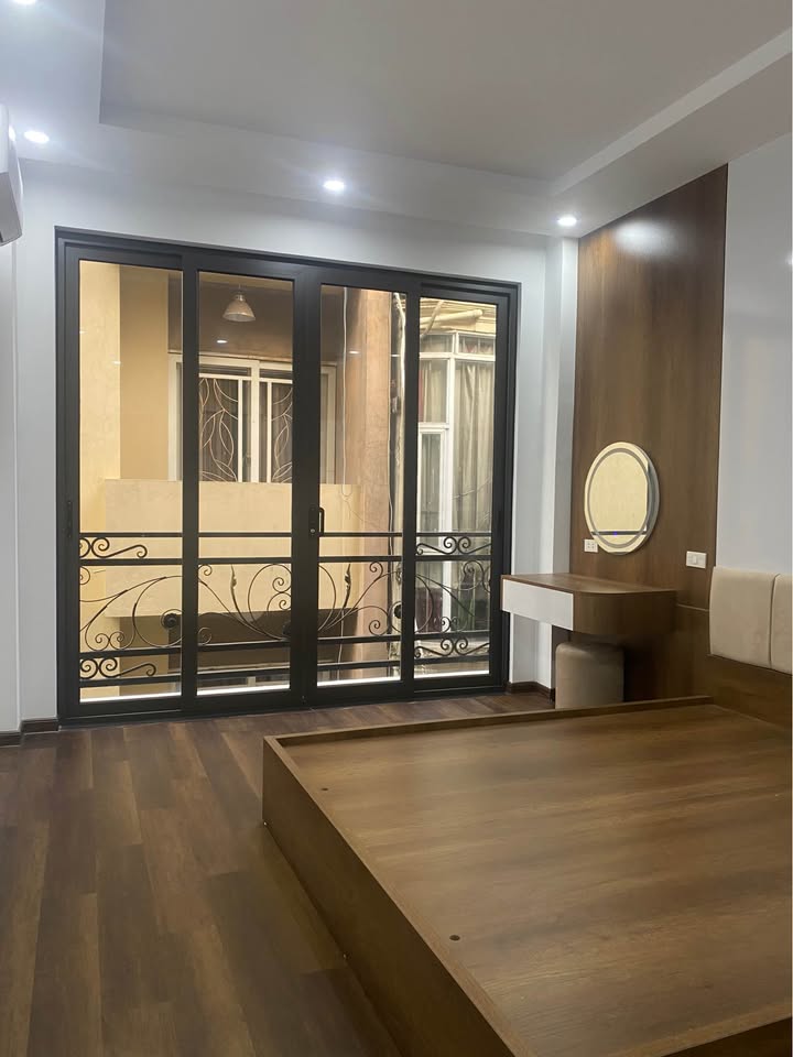 BÀN NHÀ PHỐ HOÀNG HOA THÁM ,GẦN HỒ TÂY LỘNG GIÓ .