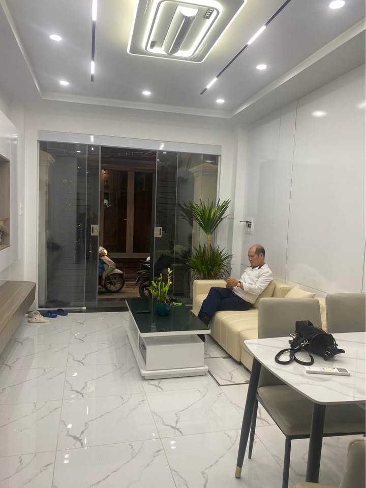BÀN NHÀ PHỐ HOÀNG HOA THÁM ,GẦN HỒ TÂY LỘNG GIÓ .