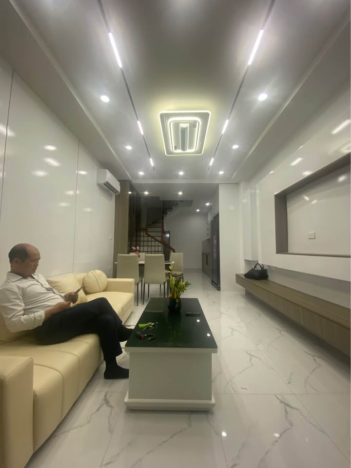 BÀN NHÀ PHỐ HOÀNG HOA THÁM ,GẦN HỒ TÂY LỘNG GIÓ .-3