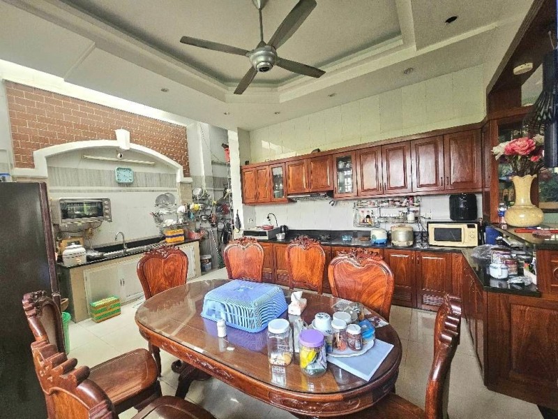 Bán nhà mặt phố đường Số 4C, Linh Xuân, Thủ Đức, TP HCM. DT 120 m2, 4 tầng, Giá 9.25  tỷ, sổ hồng riêng.
