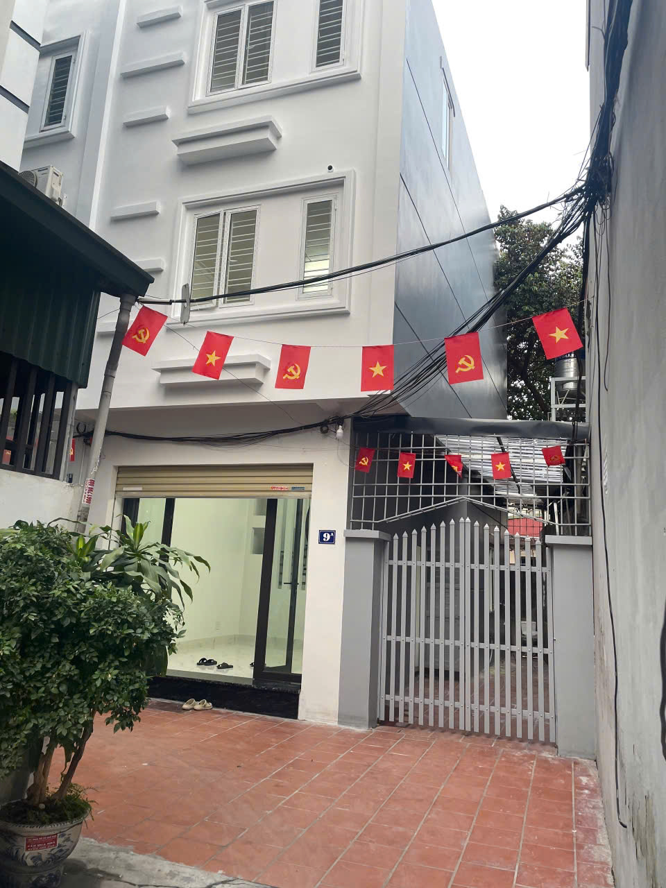 Chính chủ cần bán nhà tại ngõ 119 phố Trung Hành, xây 3 tầng gồm 3 ngủ, p thờ, khách, bếp, 2WC, sân phơi