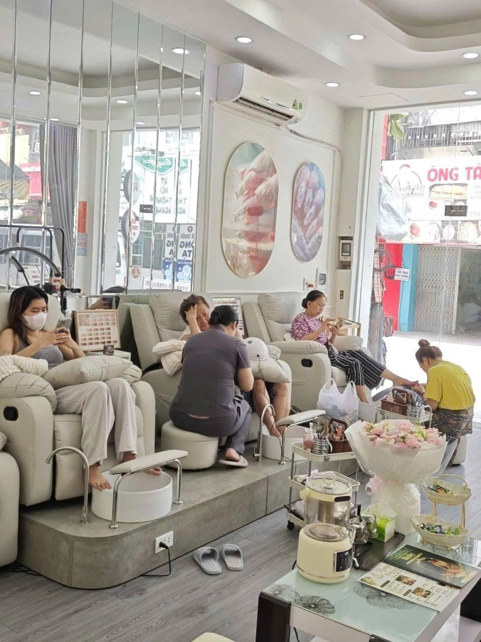 SANG NHƯỢNG SPA RUBY – MẶT TIỀN ĐẸP, CHỈ VIỆC VÀO KINH DOANH  Do chuyển địa điểm về Quận 1 Địa chỉ: 264 Phạm Văn Hai, phường Tân Sơn Nhất
