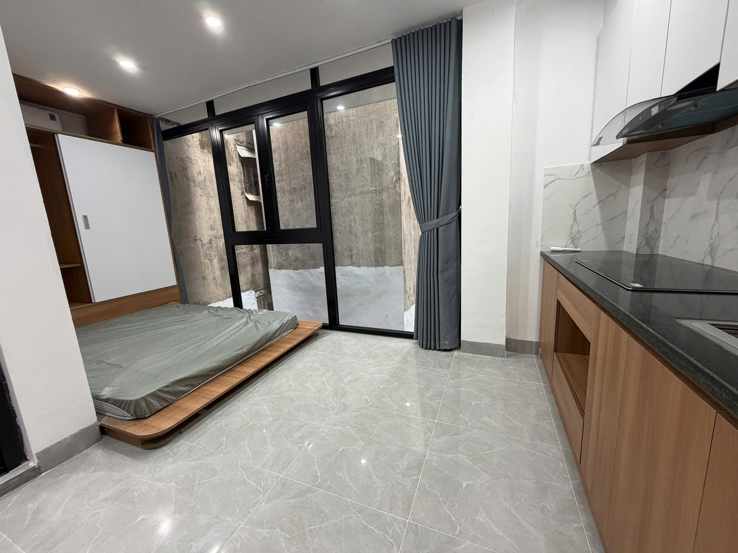 Cho thuê căn hộ CCMN phố Đê ( ngay giữa chợ ) Trần Khát Chân, Hai Bà Trưng , Hà Nội