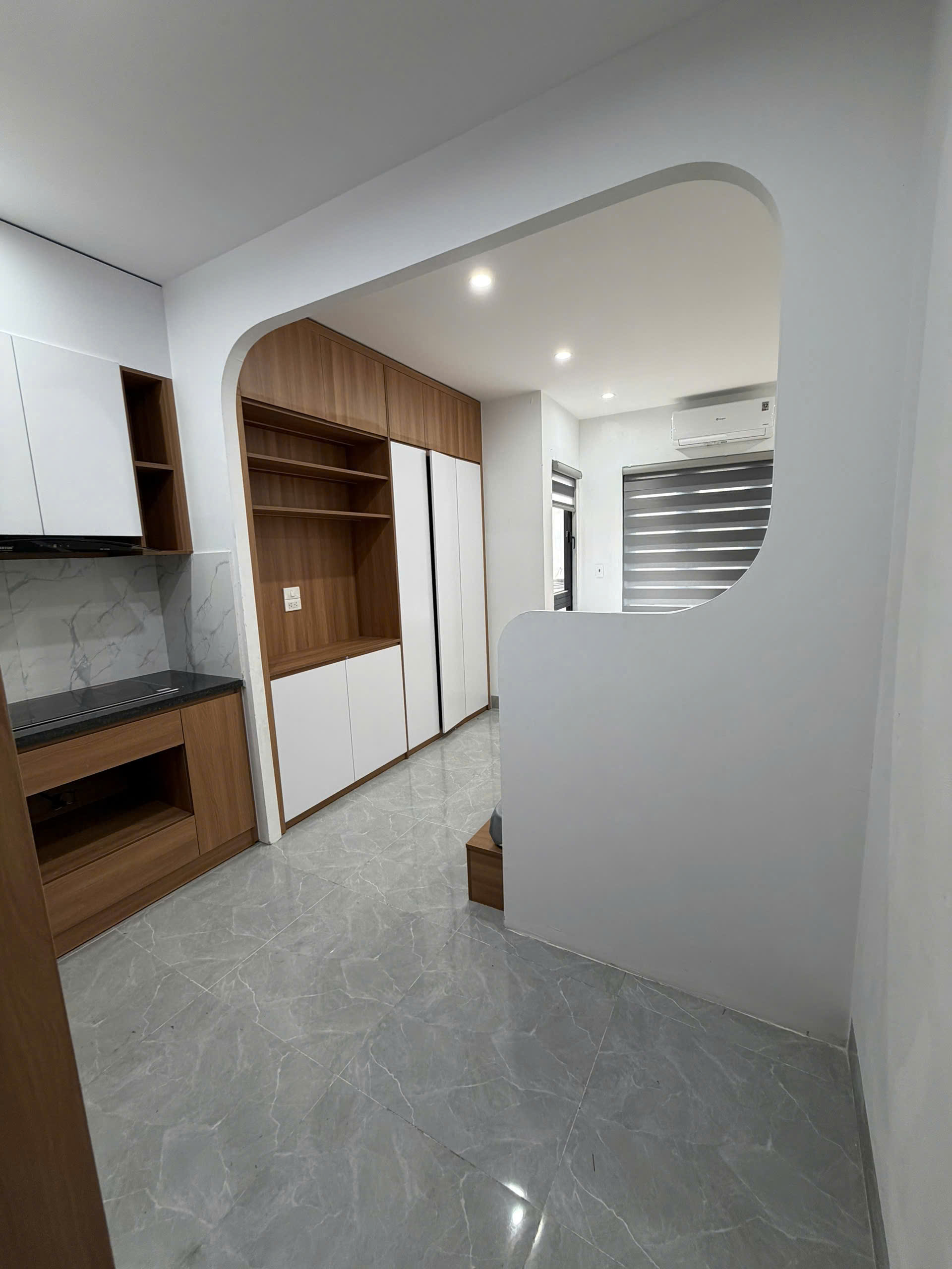 Cho thuê căn hộ CCMN phố Đê ( ngay giữa chợ ) Trần Khát Chân, Hai Bà Trưng , Hà Nội