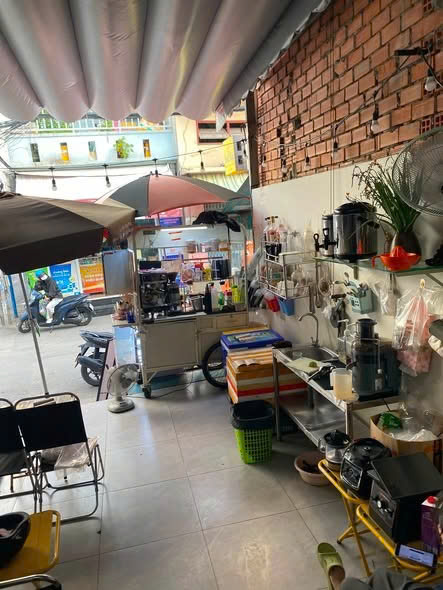 SANG GẤP QUÁN NƯỚC ĐANG DOANH THU TỐT – Q.7 (VÀO BÁN NGAY, CÓ CHỖ Ở LẠI) Giá sang nhượng: 90 triệu Đã bao gồm luôn 18 triệu tiền cọc mặt bằng