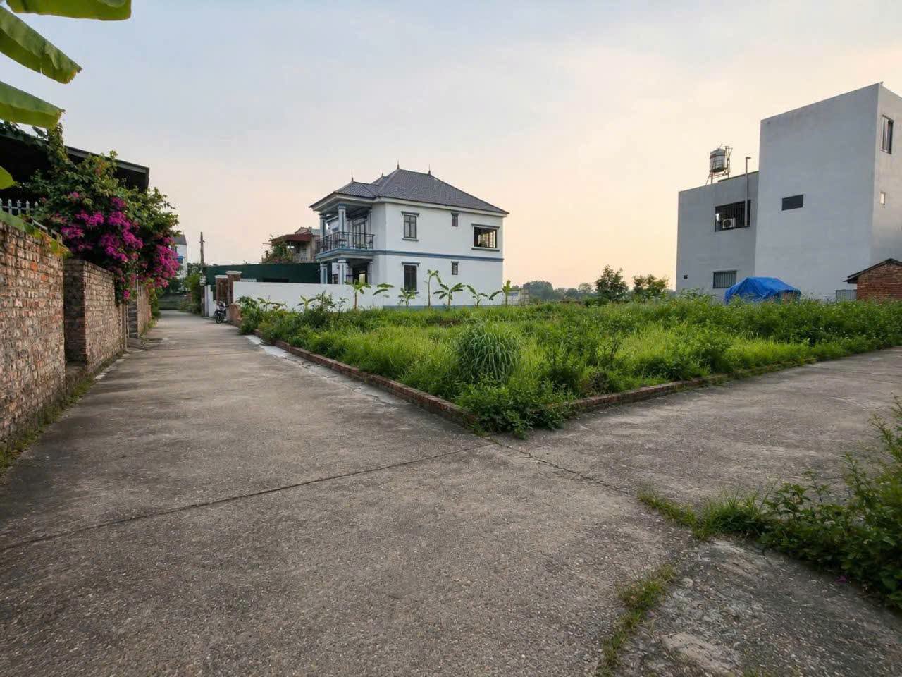 Nhỉnh 3 tỷ, có 100m2, mt7m, lô góc, 7 chỗ, thông, Bắc Thượng, Sóc Sơn.
+ Vị trí tại ngã tư nhỏ. Xe tải nhỏ, bán tải, quay đầu tại đất.