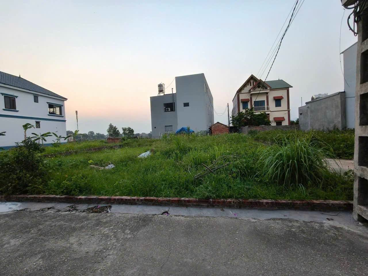Nhỉnh 3 tỷ, có 100m2, mt7m, lô góc, 7 chỗ, thông, Bắc Thượng, Sóc Sơn.
+ Vị trí tại ngã tư nhỏ. Xe tải nhỏ, bán tải, quay đầu tại đất.