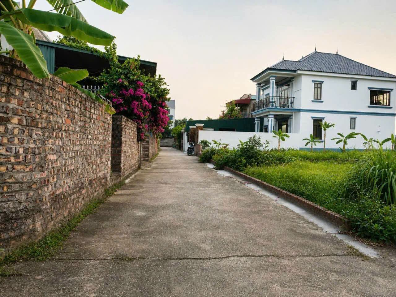 Nhỉnh 3 tỷ, có 100m2, mt7m, lô góc, 7 chỗ, thông, Bắc Thượng, Sóc Sơn.
+ Vị trí tại ngã tư nhỏ. Xe tải nhỏ, bán tải, quay đầu tại đất.-4