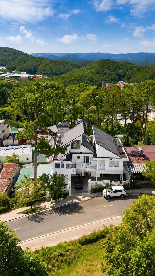 VILLA 2 MẶT TIỀN ĐỒI YÊN THẾ ĐẬM CHẤT ĐÀ LẠT NGAY CUNG NAM PHƯƠNG HOÀNG HẬU