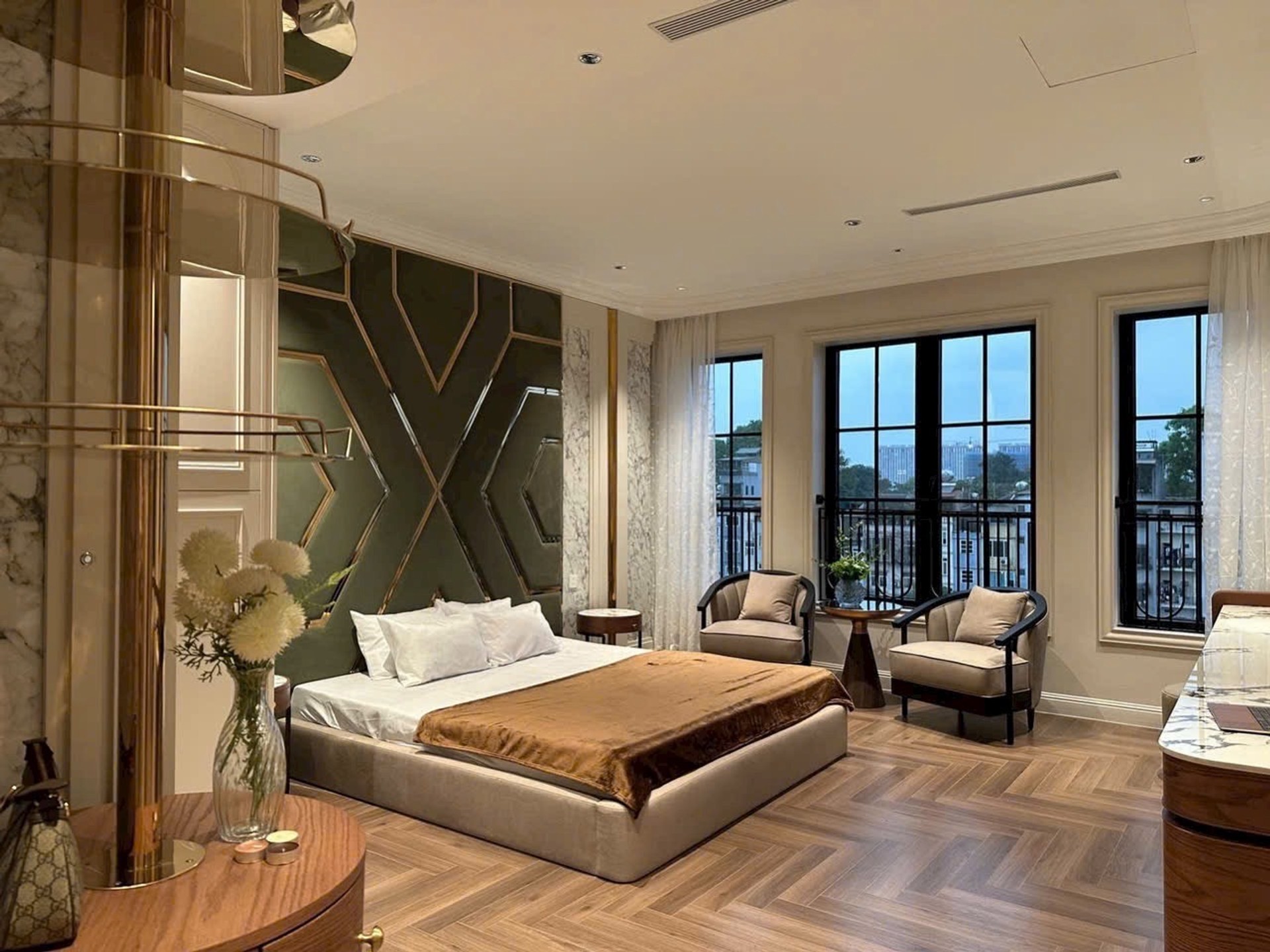 BÁN NHÀ BỒ ĐỀ 70M2- 7 Tầng THANG MÁY- MẶT HỒ - NỘI THẤT VIP- 44.x Tỷ