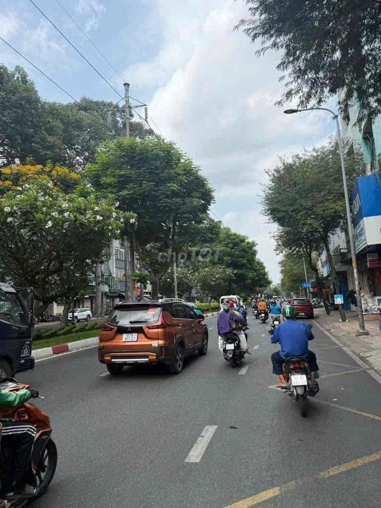 Chính chủ bán nhà mặt tiền đường Hồng Bàng, Quận 5 - 1 gác, 3 lầu, sân rộng - Gần Đại học Y Dược