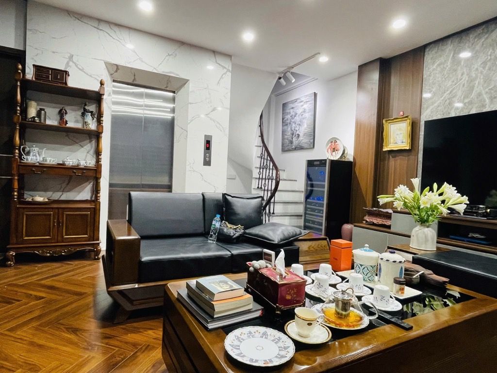 BÁN NHÀ BỒ ĐỀ 42M2- 7 Tầng THANG MÁY- Ô TÔ TRÁNH ĐỖ- 2X Tỷ