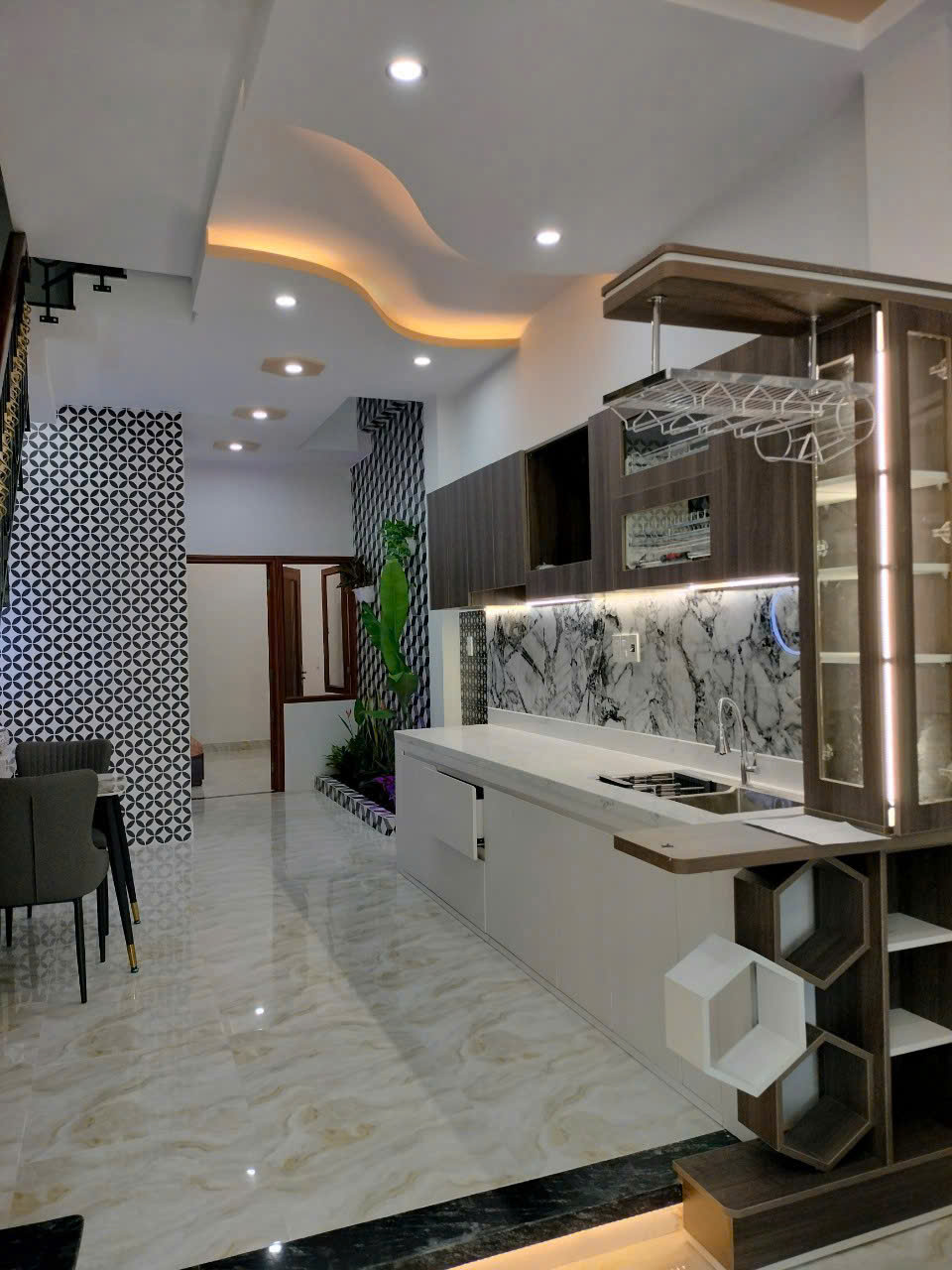 HẠ CHÀO 100 TRIỆU – NHÀ KIỆT Ô TÔ TÔ HIỆU- ĐÀ NẴNG, GIÁ CỰC TỐT