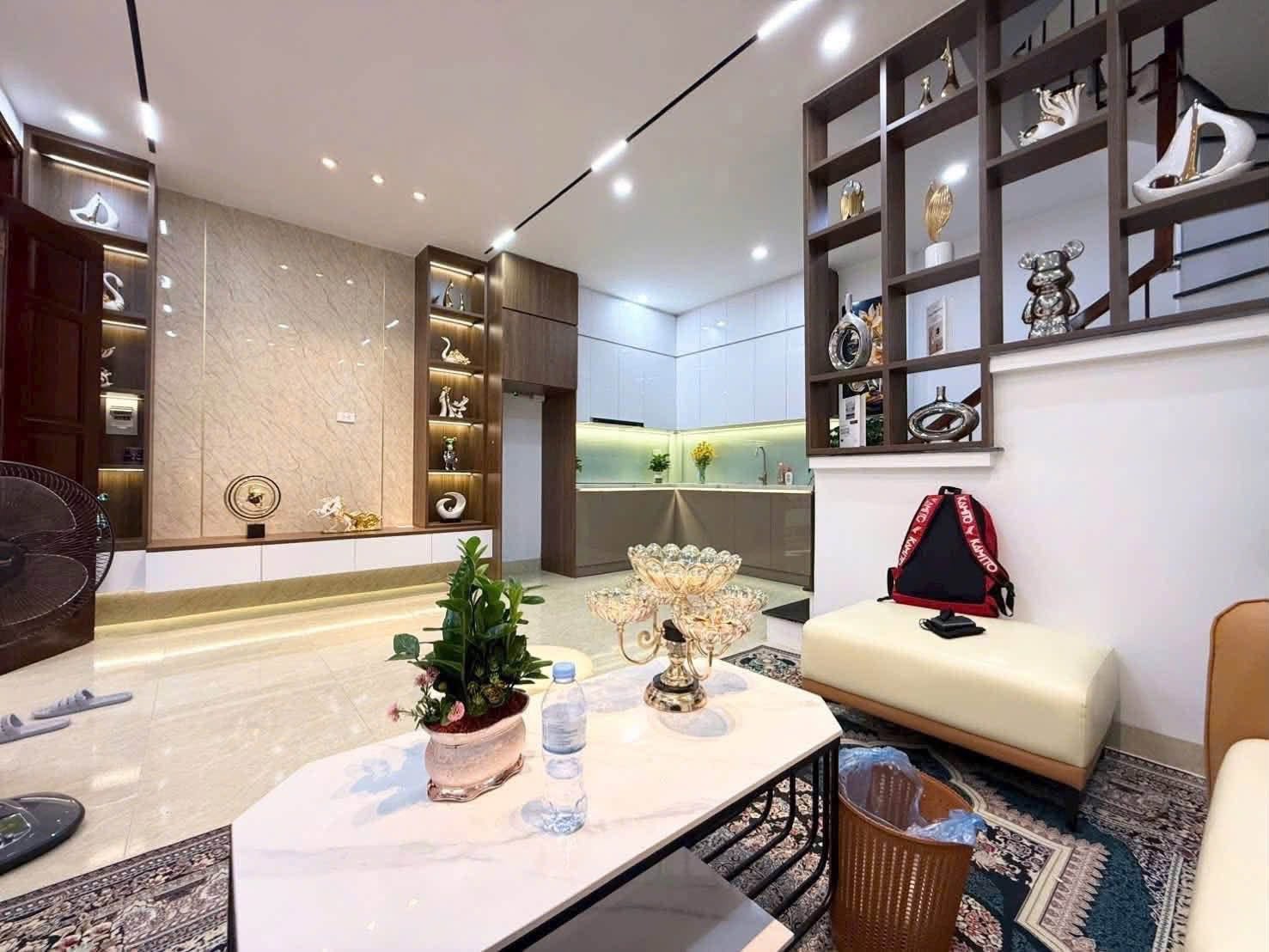 PHỐ HOT MỄ TRÌ HẠ - LÔ GÓC ĐẸP HIẾM CÓ - Ô TÔ ĐỖ CỬA - 3 BƯỚC CHÂN RA PHỐ LỚN, 40M² 4 TẦNG NHỈNH 10 TỶ