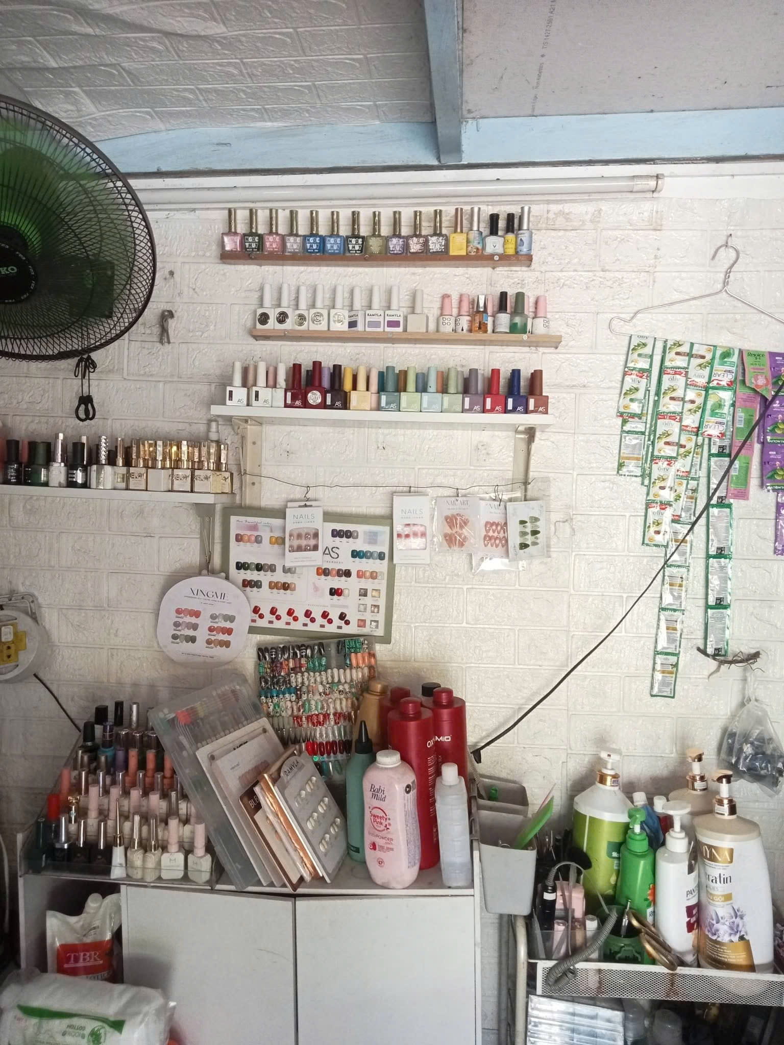 Cần sang nhượng tiệm nail và gội đầu đang hoạt động ổn định trên đường Bùi Thị Lùng, Hóc Môn Giá sang: 15 triệu