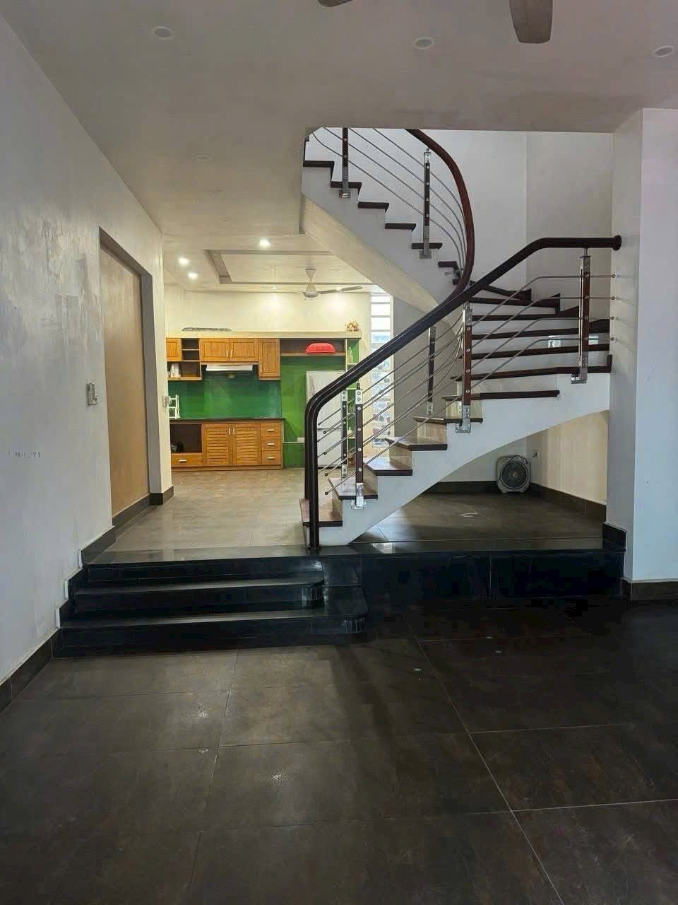 Cho thuê căn biệt thự mini 2 tầng mặt phố khu Hải Tân, TP Hải Dương, 128m2, 4 ngủ, sân cổng, giá tố