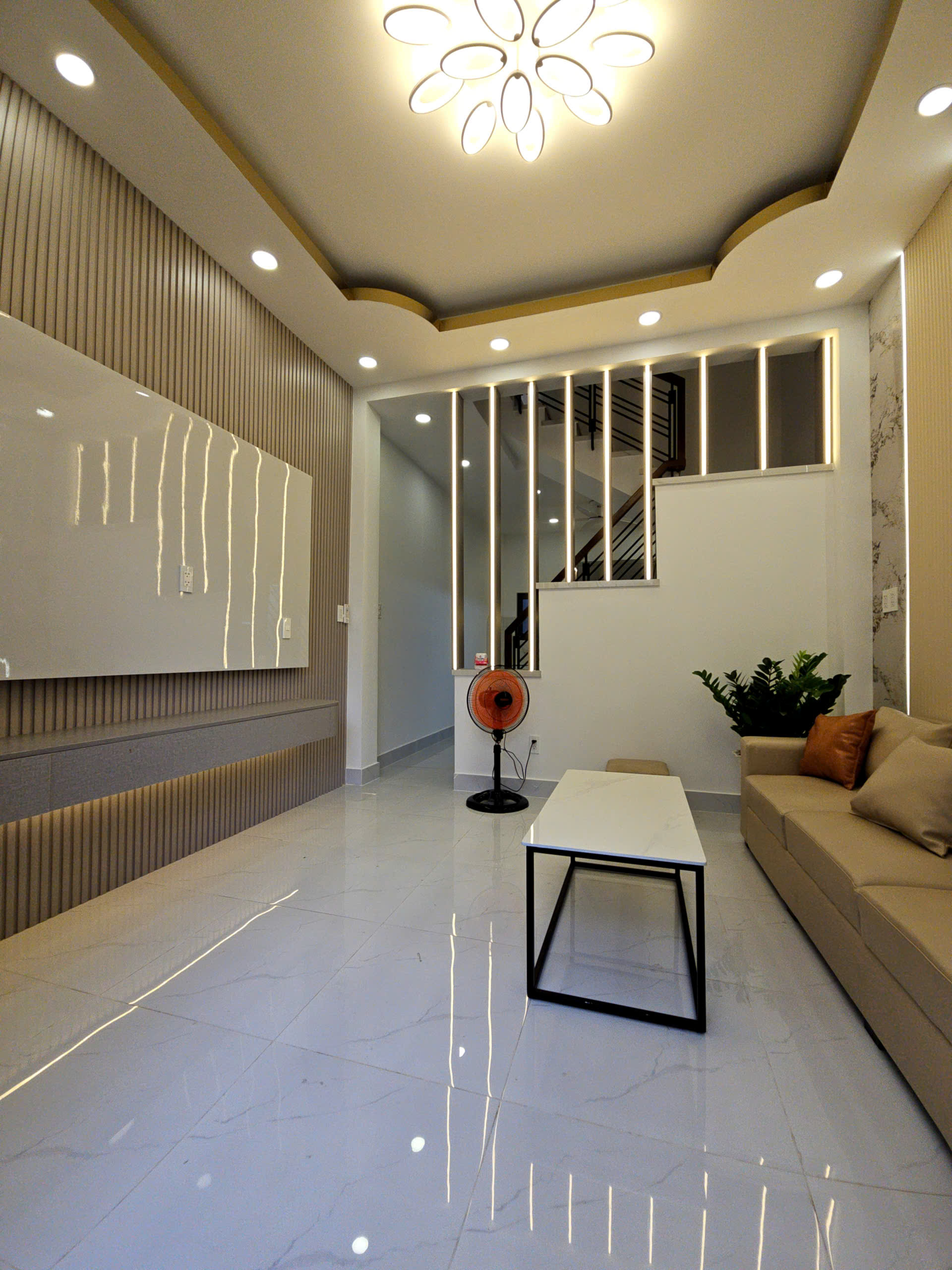 Sát mặt tiền trung tâm Q7

Ngang 4 dài 9

Đúc xây dựng mới