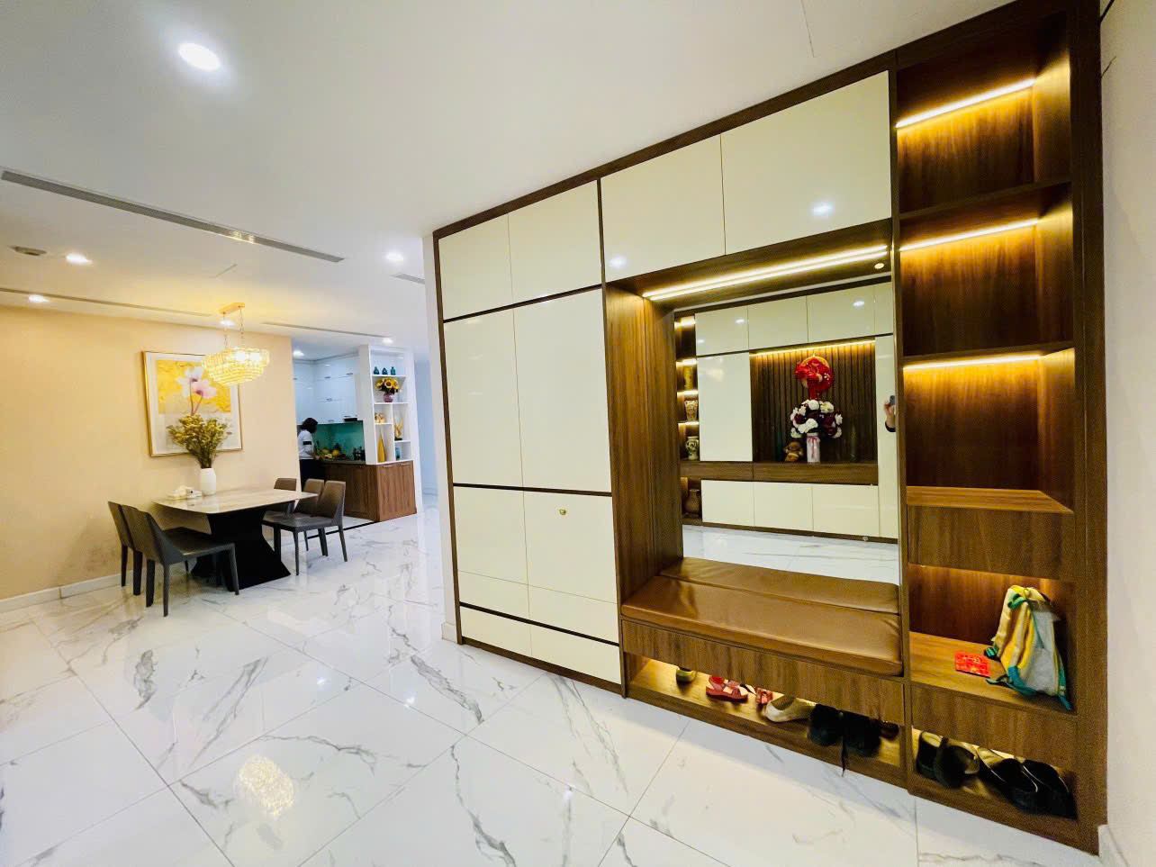 Sunshine Center 16A Phạm Hùng, dt160m2 3PN ,để lại full nội thất. Đang có dòng tiền cho thuê 30M/tháng