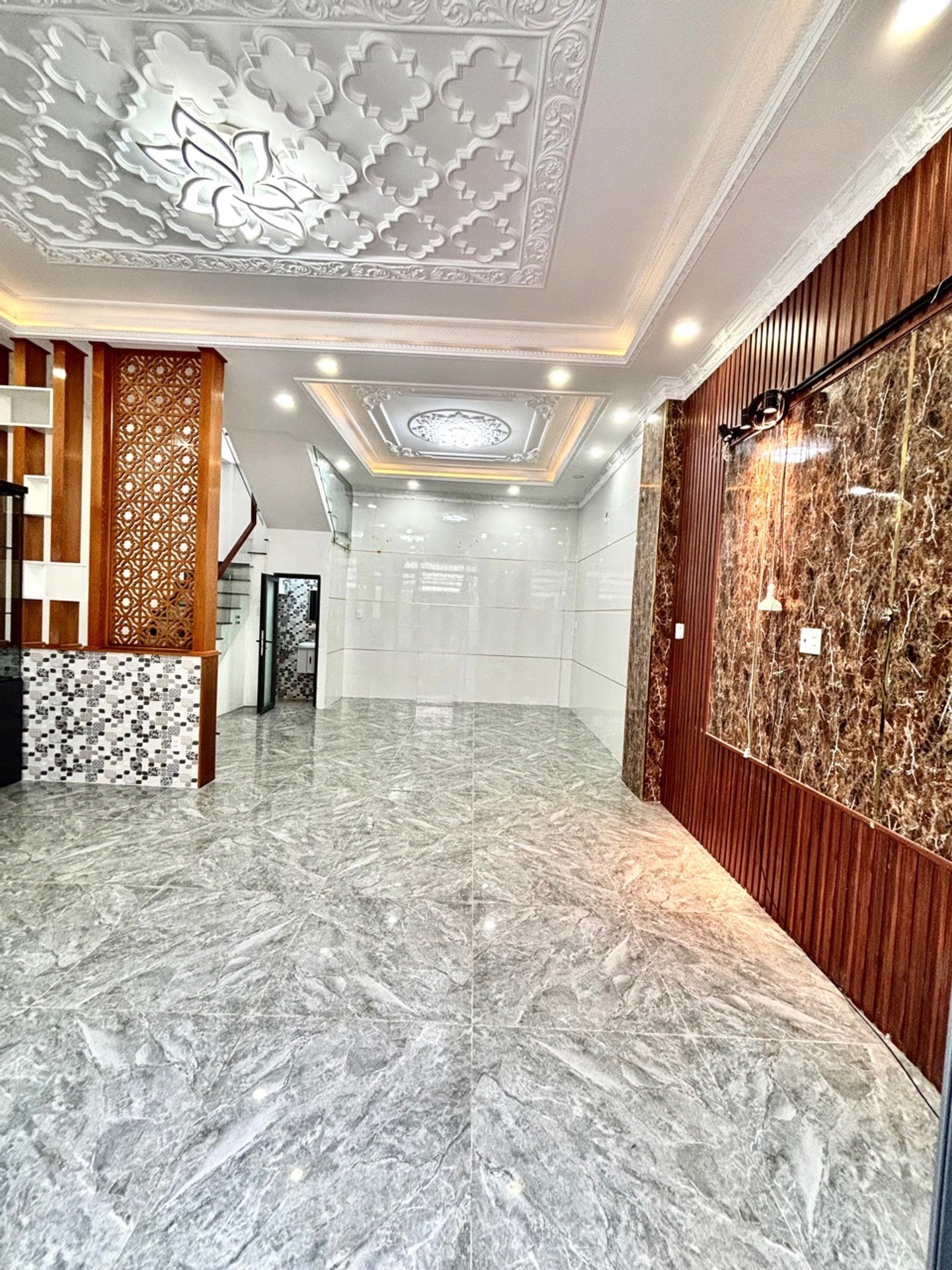 Hẻm đẹp nhất  Lê Văn Quới.oto đậu cửa,nhà 3/ nhưng sát mặt tiền đường,1 trục thẳng Chủ thiện chí giảm 120tr. A/C se duyên dùm e