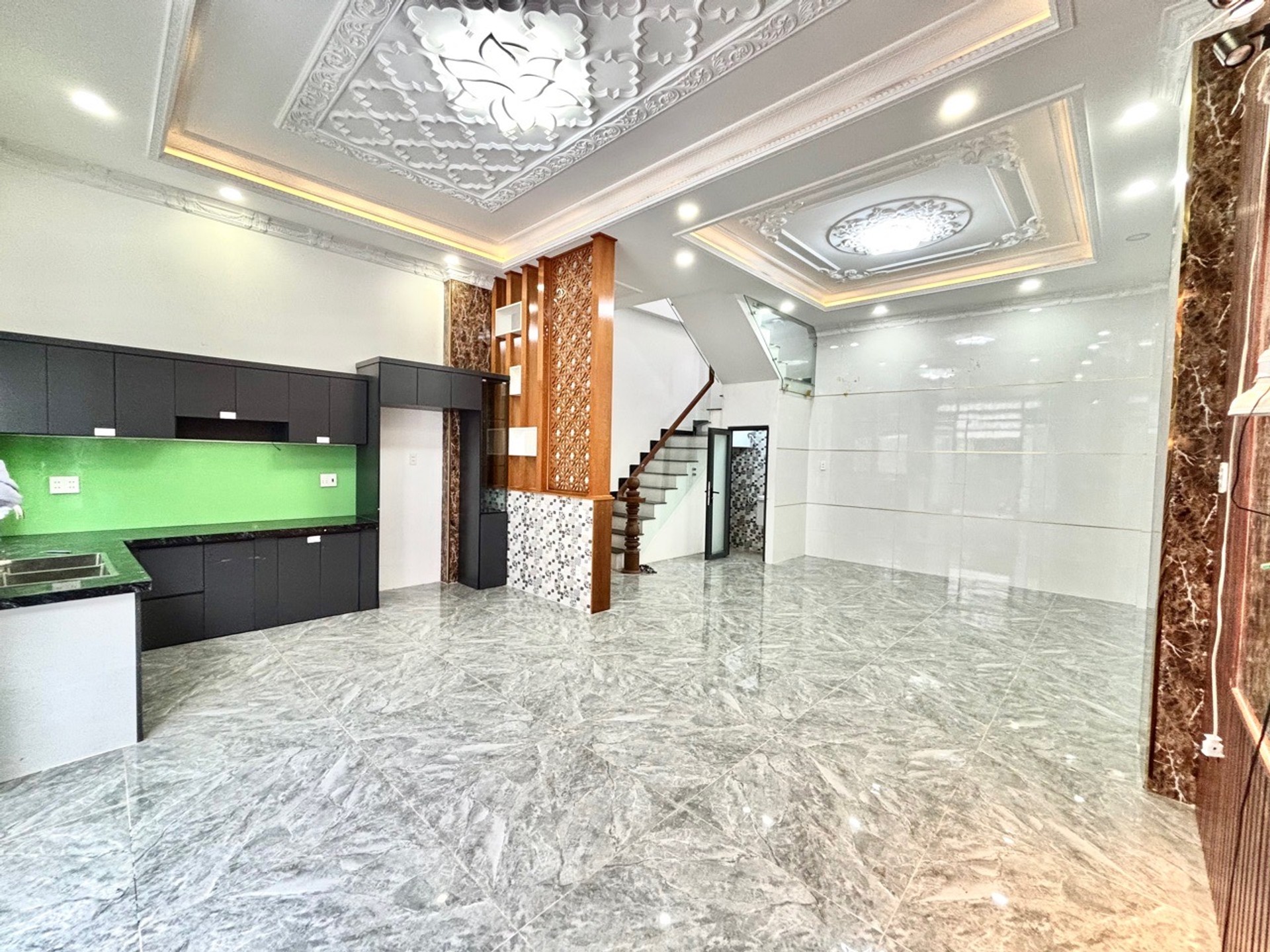 Hẻm đẹp nhất  Lê Văn Quới.oto đậu cửa,nhà 3/ nhưng sát mặt tiền đường,1 trục thẳng Chủ thiện chí giảm 120tr. A/C se duyên dùm e