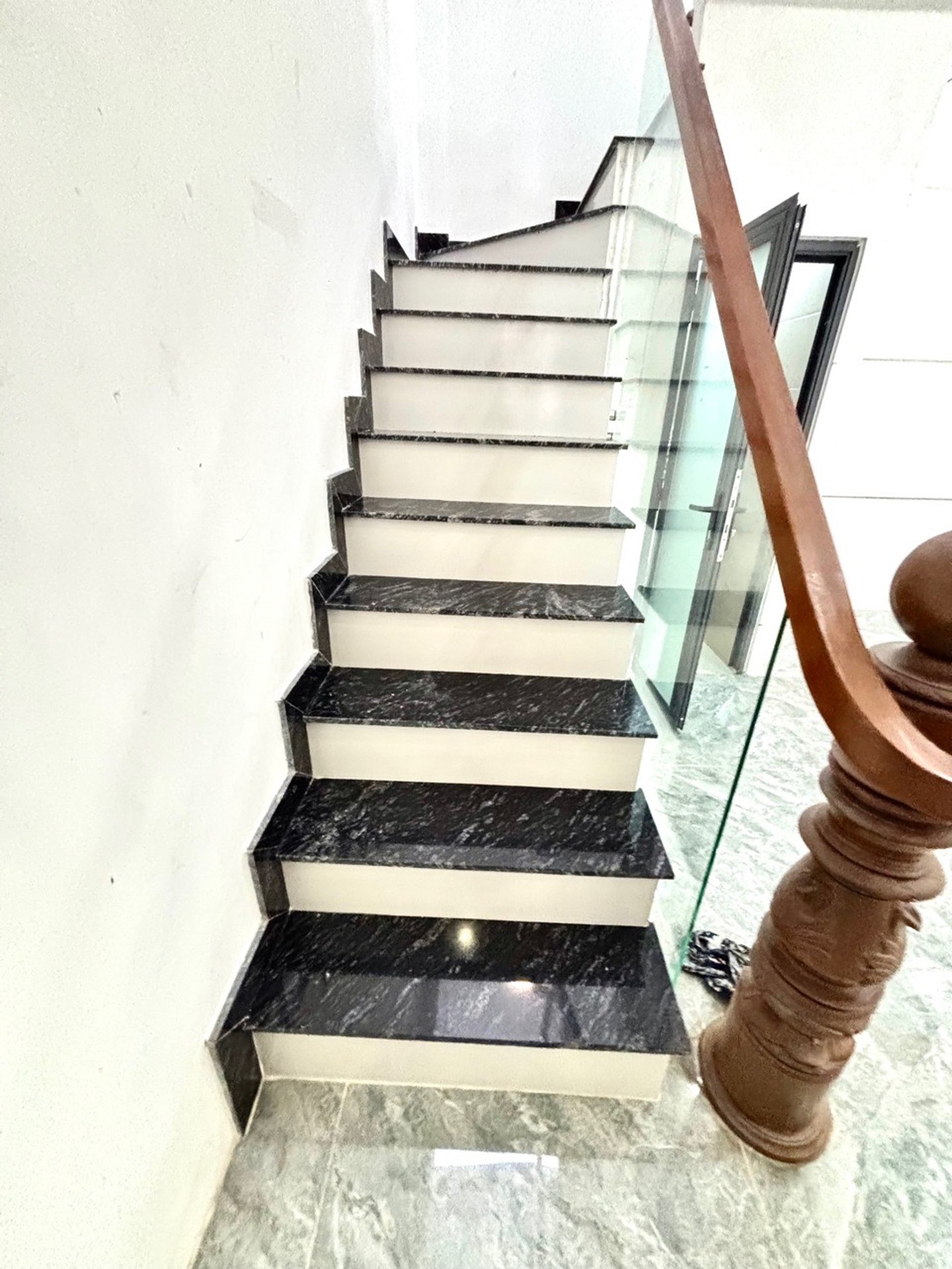 Hẻm đẹp nhất  Lê Văn Quới.oto đậu cửa,nhà 3/ nhưng sát mặt tiền đường,1 trục thẳng Chủ thiện chí giảm 120tr. A/C se duyên dùm e