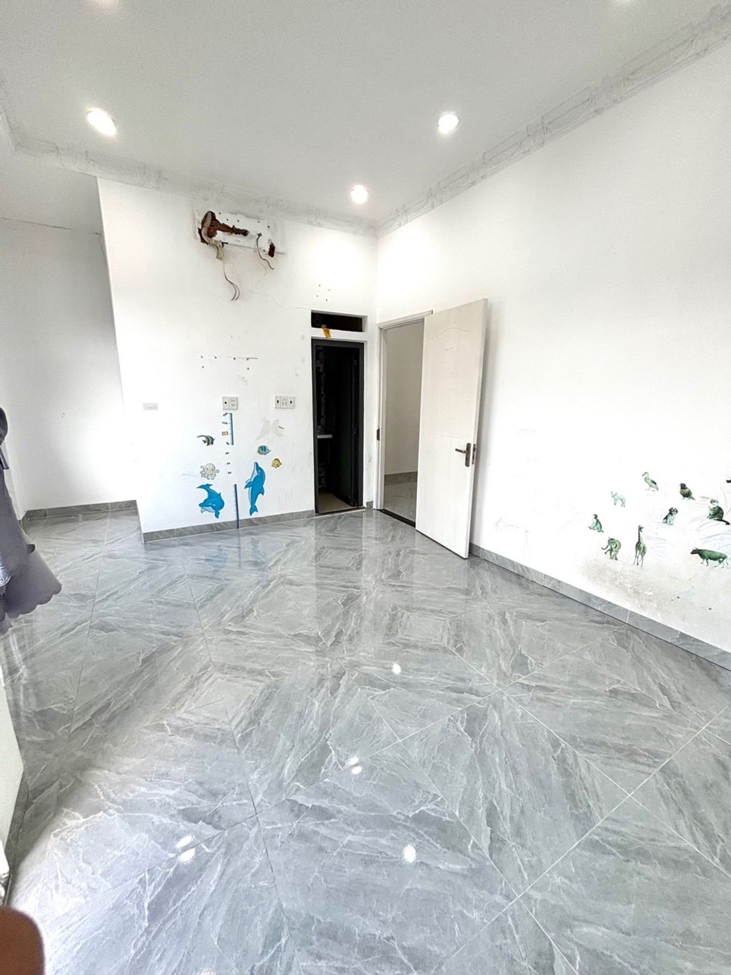 Hẻm đẹp nhất  Lê Văn Quới.oto đậu cửa,nhà 3/ nhưng sát mặt tiền đường,1 trục thẳng Chủ thiện chí giảm 120tr. A/C se duyên dùm e-3