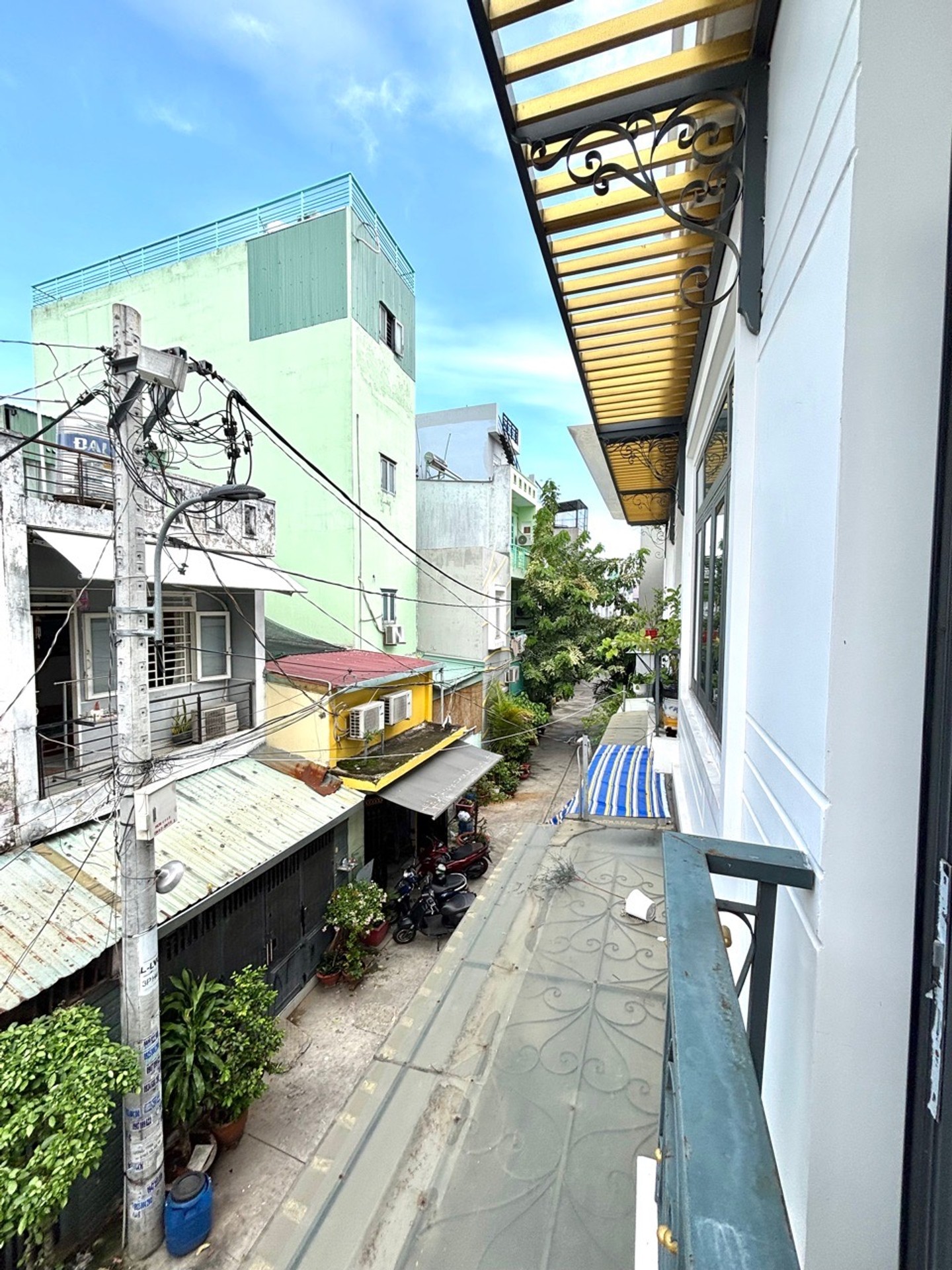 Hẻm đẹp nhất  Lê Văn Quới.oto đậu cửa,nhà 3/ nhưng sát mặt tiền đường,1 trục thẳng Chủ thiện chí giảm 120tr. A/C se duyên dùm e-4