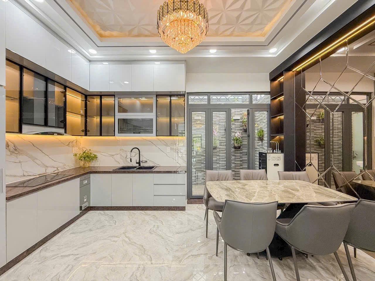 Nhà đẹp tân cổ điển, có thang máy, 4 tầng lung linh, khu cán bộ ở đông