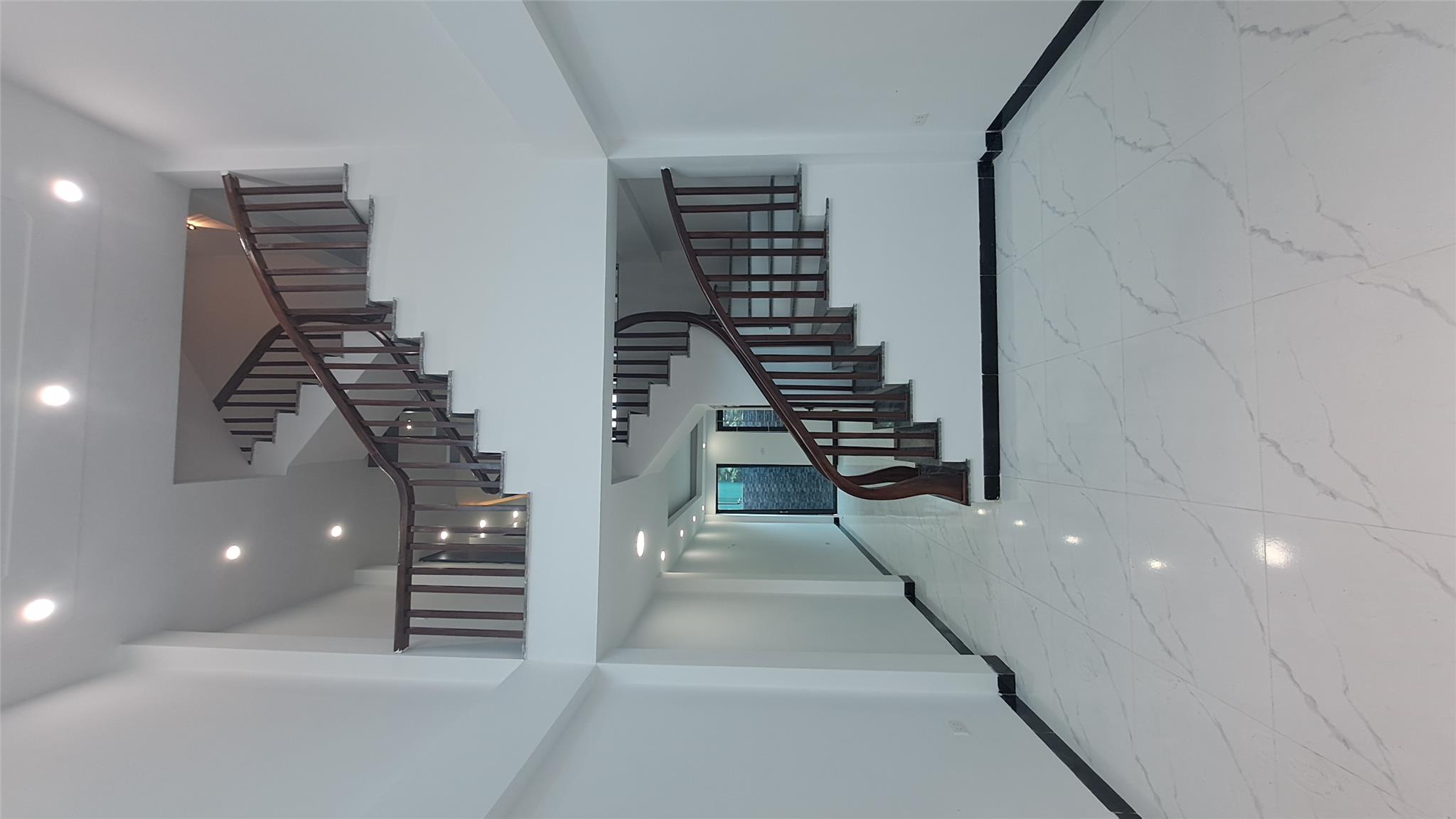 Bán nhà Vĩnh Trung, 43m² x 5 tầng, ô tô vào nhà, giá 5 tỷ.