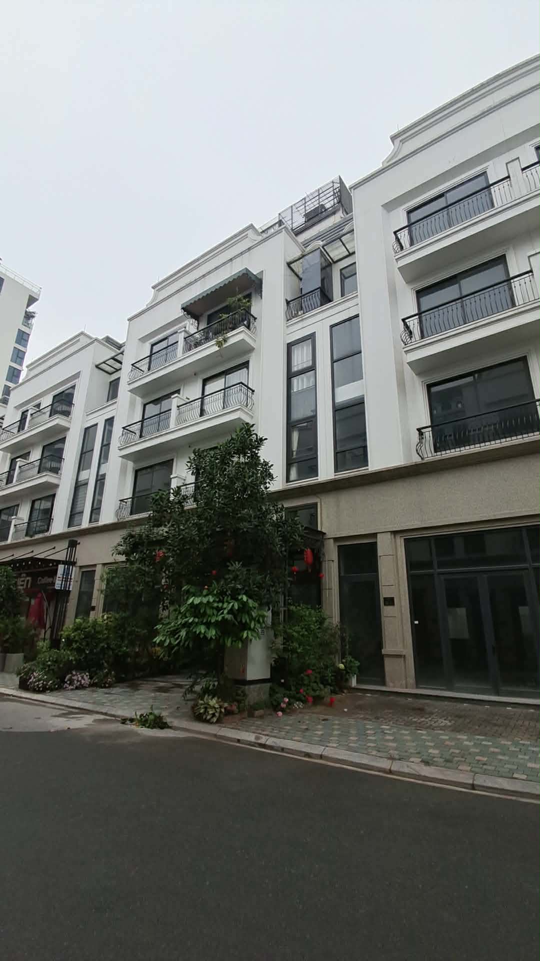 BÁN NHÀ PHÚC ĐỒNG [ THE DIAMOND POINT] 102M2- 6 Tầng- Vị trí đắc địa- 40 Tỷ