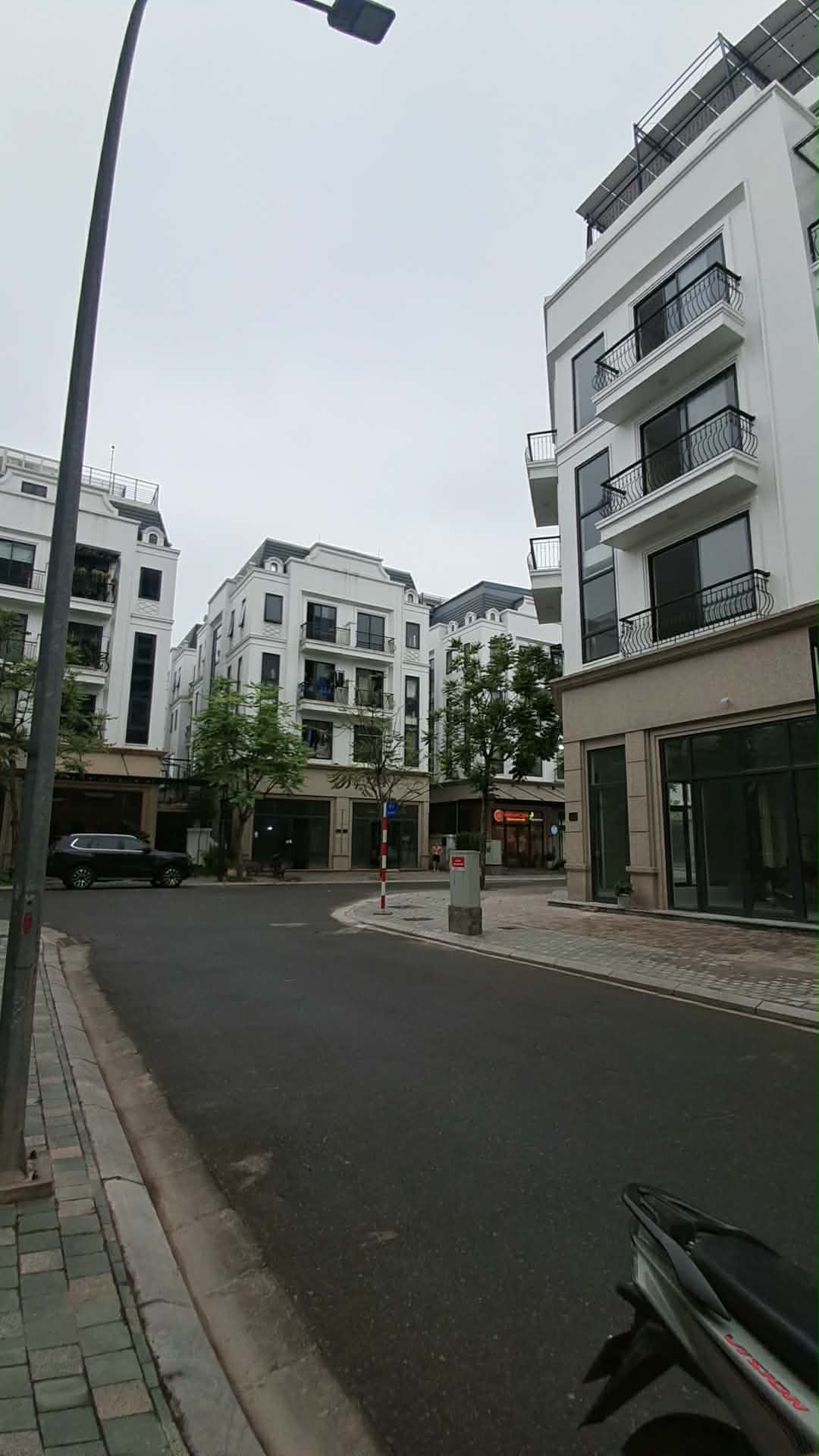 BÁN NHÀ PHÚC ĐỒNG [ THE DIAMOND POINT] 102M2- 6 Tầng- Vị trí đắc địa- 40 Tỷ