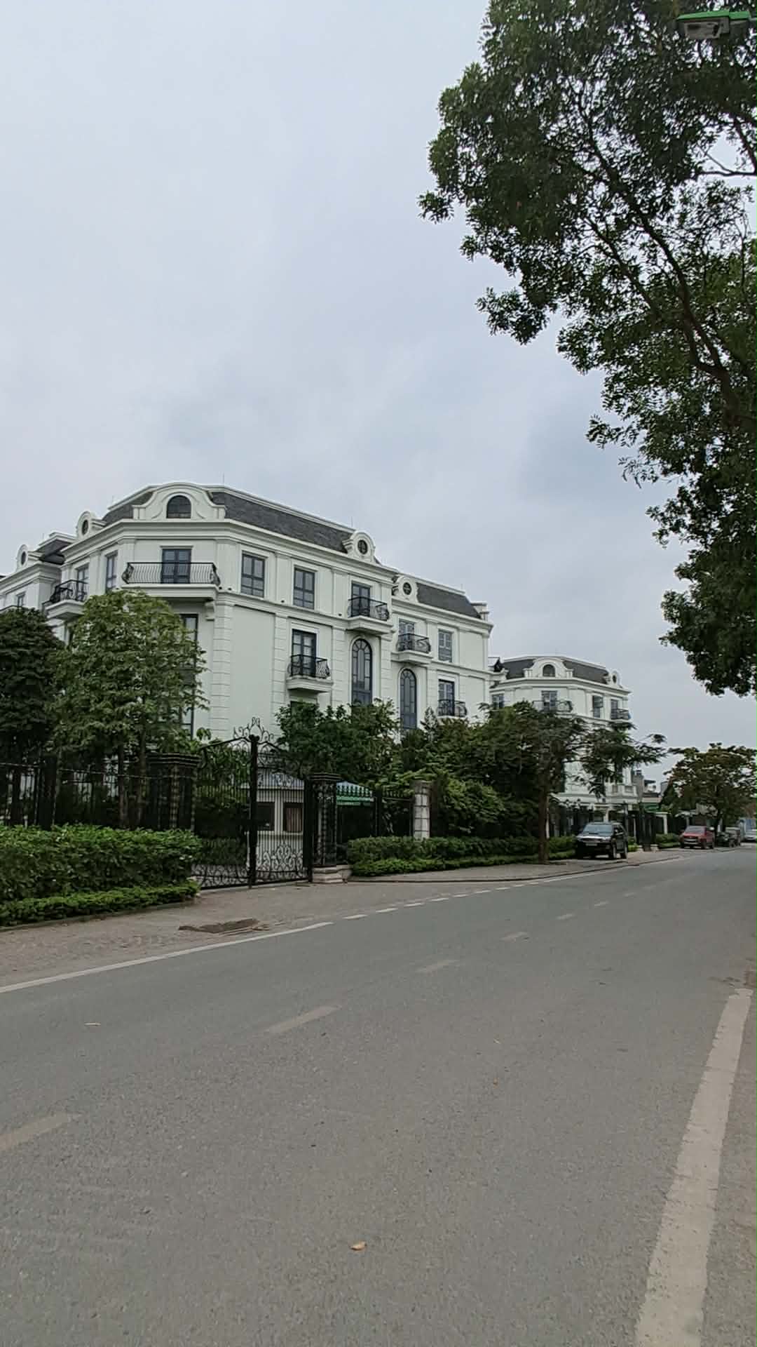 BÁN BIỆT THỰ THẠCH BÀN 102M2- 4 Tầng- 3 Mặt thoáng- Sát Hồ- Ở Vip- 33.x Tỷ