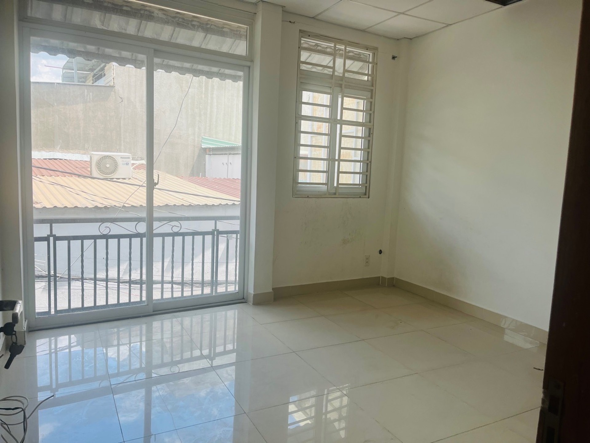 Sau căn mặt tiền ra đường nhựa Tân Thới Hiệp 12m, đang thi công mở rộng 24m bên ngoài, 500m ra. QL1A thuận tiện vừa ở vừa kinh doanh.