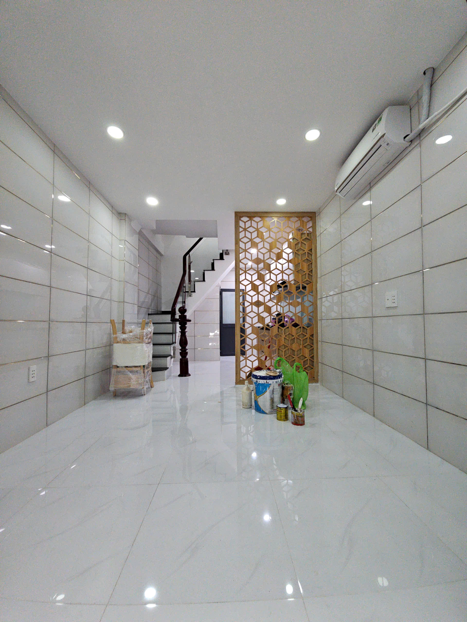 bán nhà ngay sát mặt tiền trung tâm Q4 cạnh Q1 Q2 
Tiện kinh doanh và ở xây đúc bê tông 4 tấm