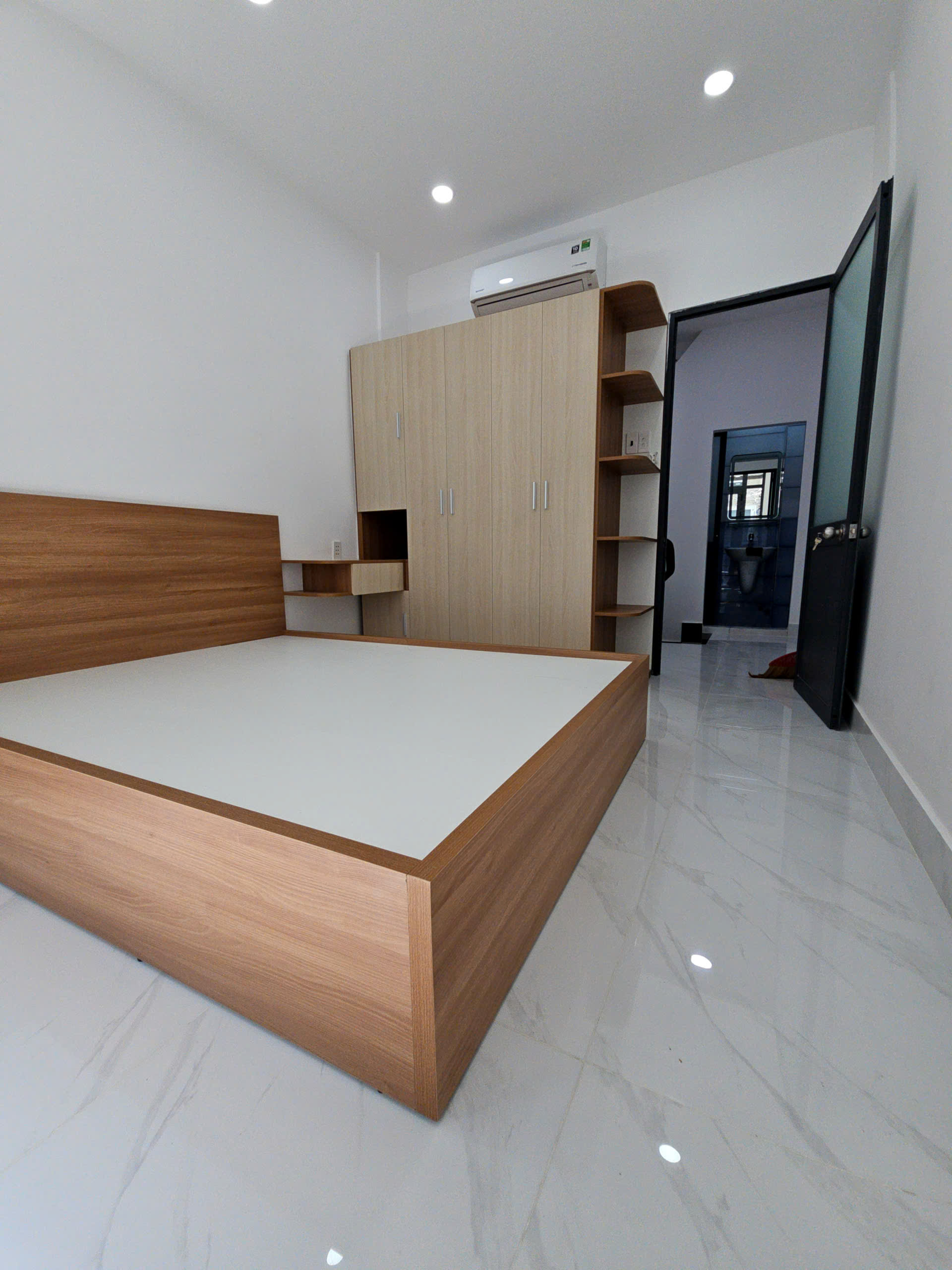 bán nhà ngay sát mặt tiền trung tâm Q4 cạnh Q1 Q2 
Tiện kinh doanh và ở xây đúc bê tông 4 tấm