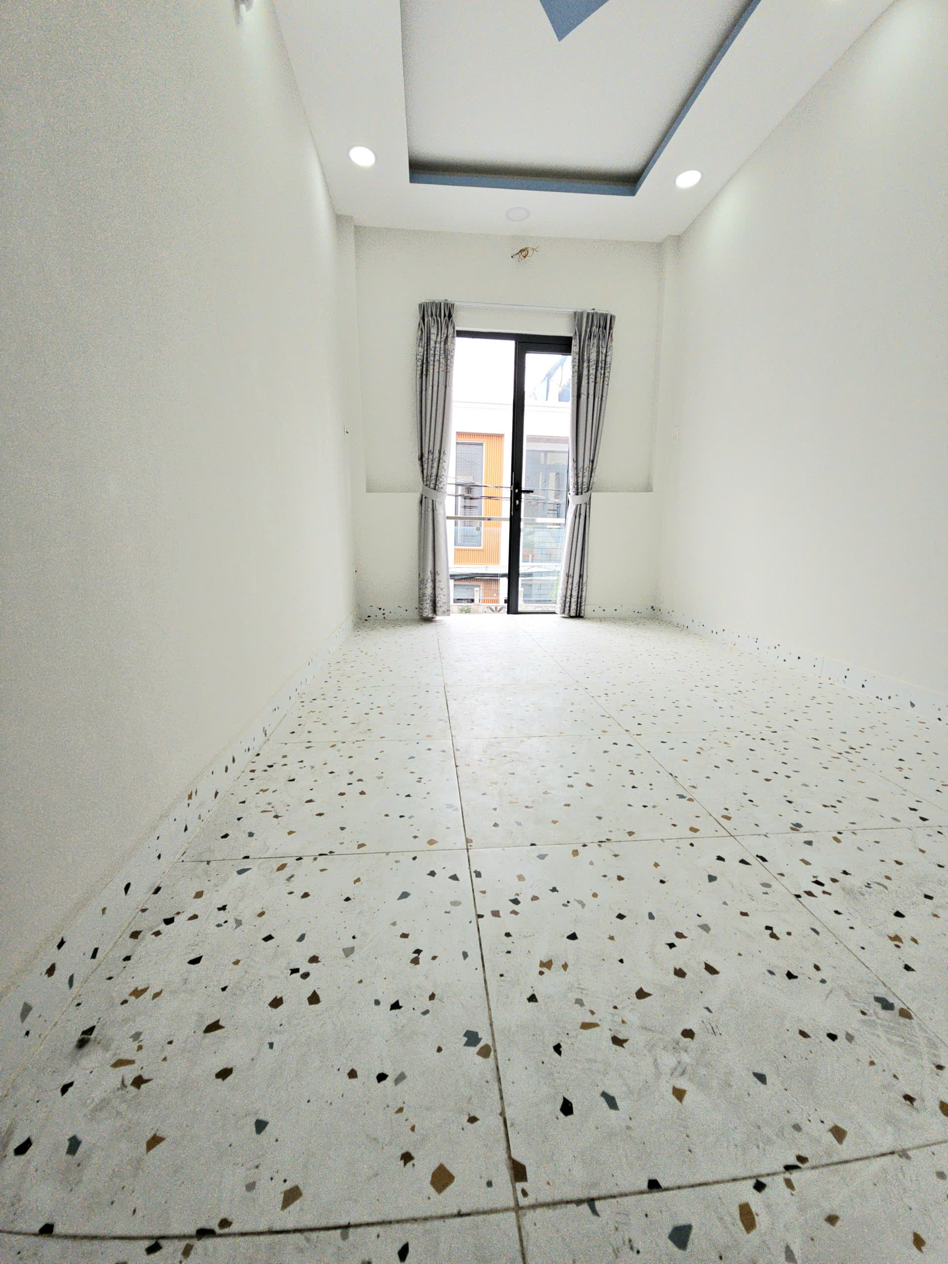 Bán nhà mặt tiền kinh doanh cạnh Q1 

Ngang 3 dài 17 đúc 2 tấm 

DÒNG TIỀN THUÊ 13 TRIỆU-4