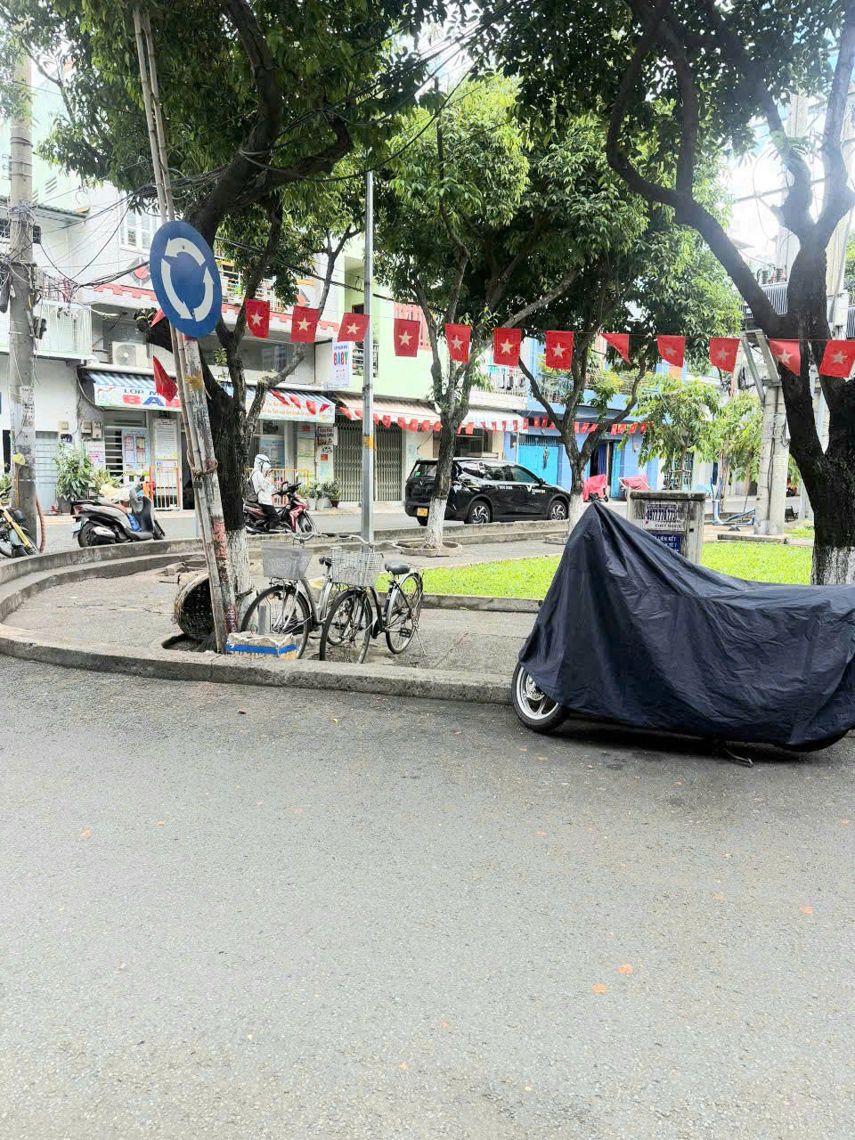 Bán nhà mặt tiền kinh doanh cạnh Q1 
Ngang 4 dài 10 đúc 5 tấm 
DÒNG TIỀN THUÊ 30 TRIỆU
