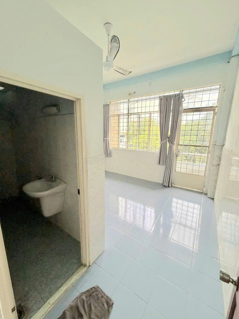 Bán nhà mặt tiền kinh doanh cạnh Q1 
Ngang 4 dài 10 đúc 5 tấm 
DÒNG TIỀN THUÊ 30 TRIỆU-4