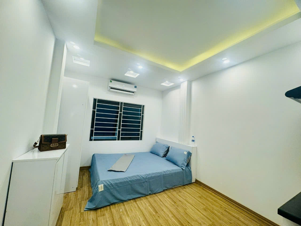 Bán gấp giá rẻ Khu chung cư Việt Hưng 36m, Tầng 5, mặt tiền 5m, 2.48 tỷ Long Biên.
